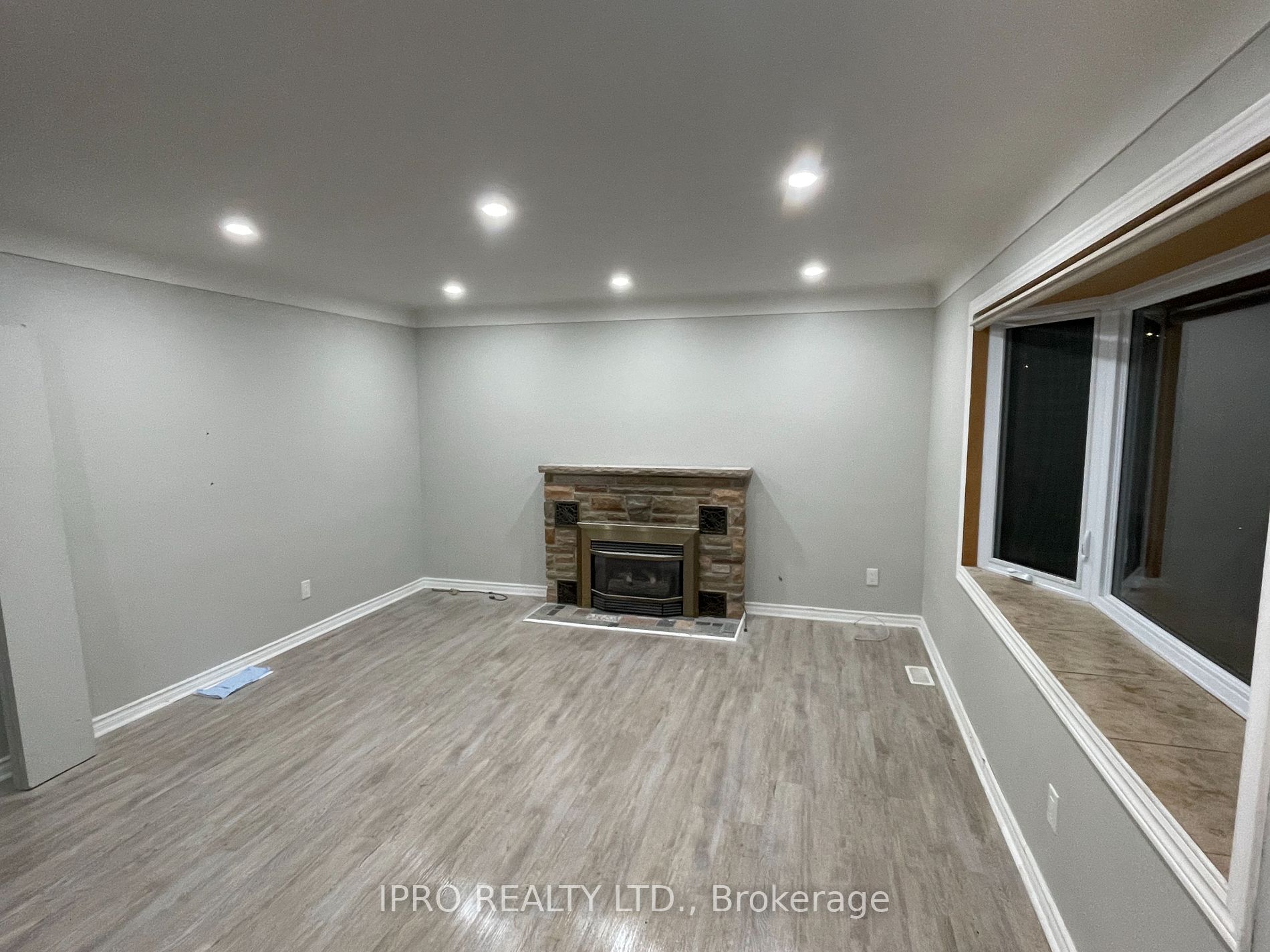 12 Fernwood Cres