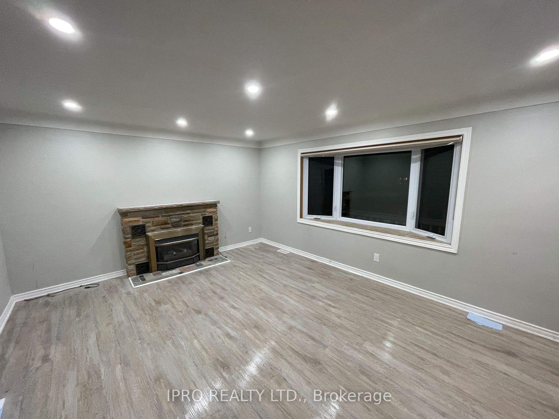 12 Fernwood Cres