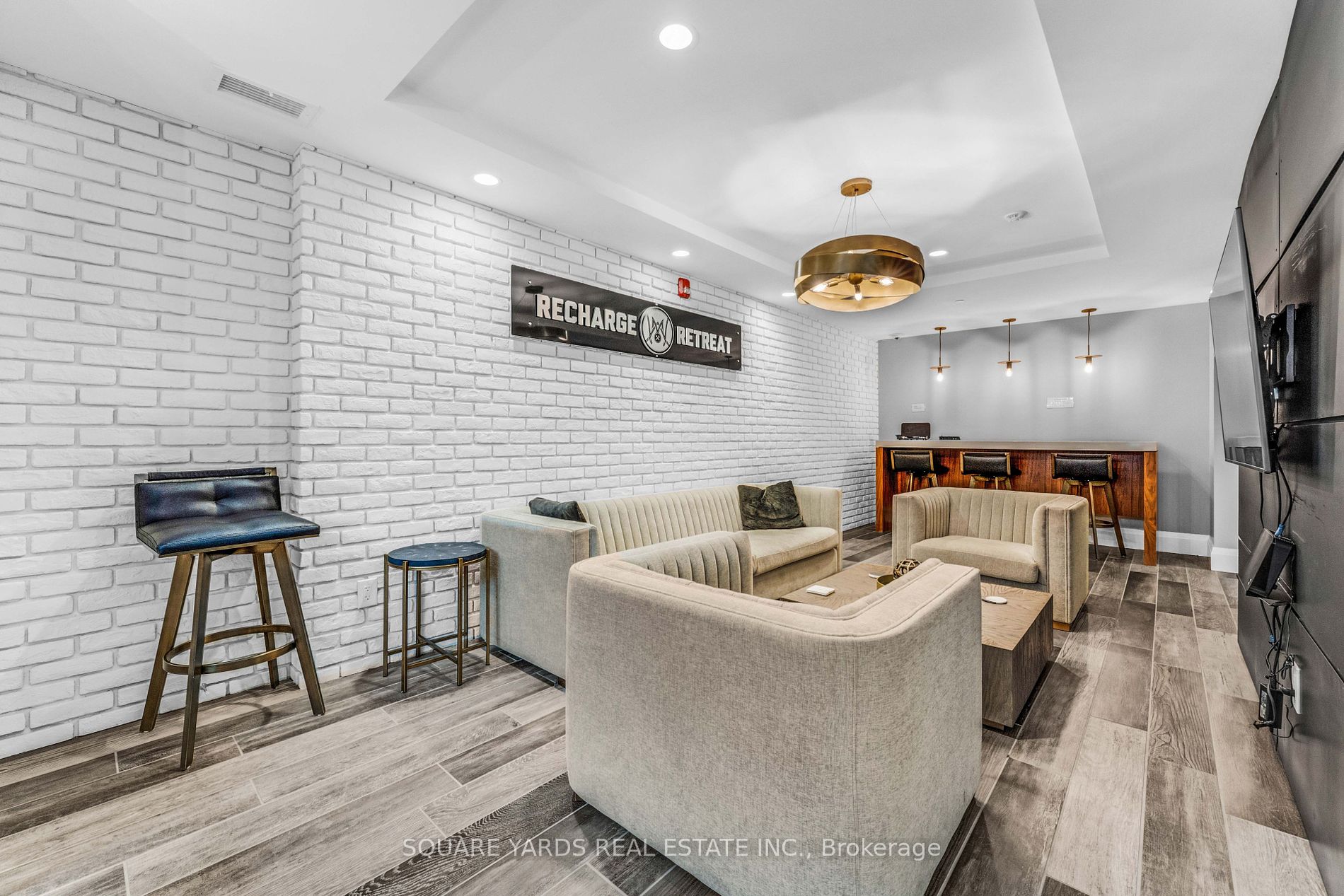 53 Arthur St S, #404