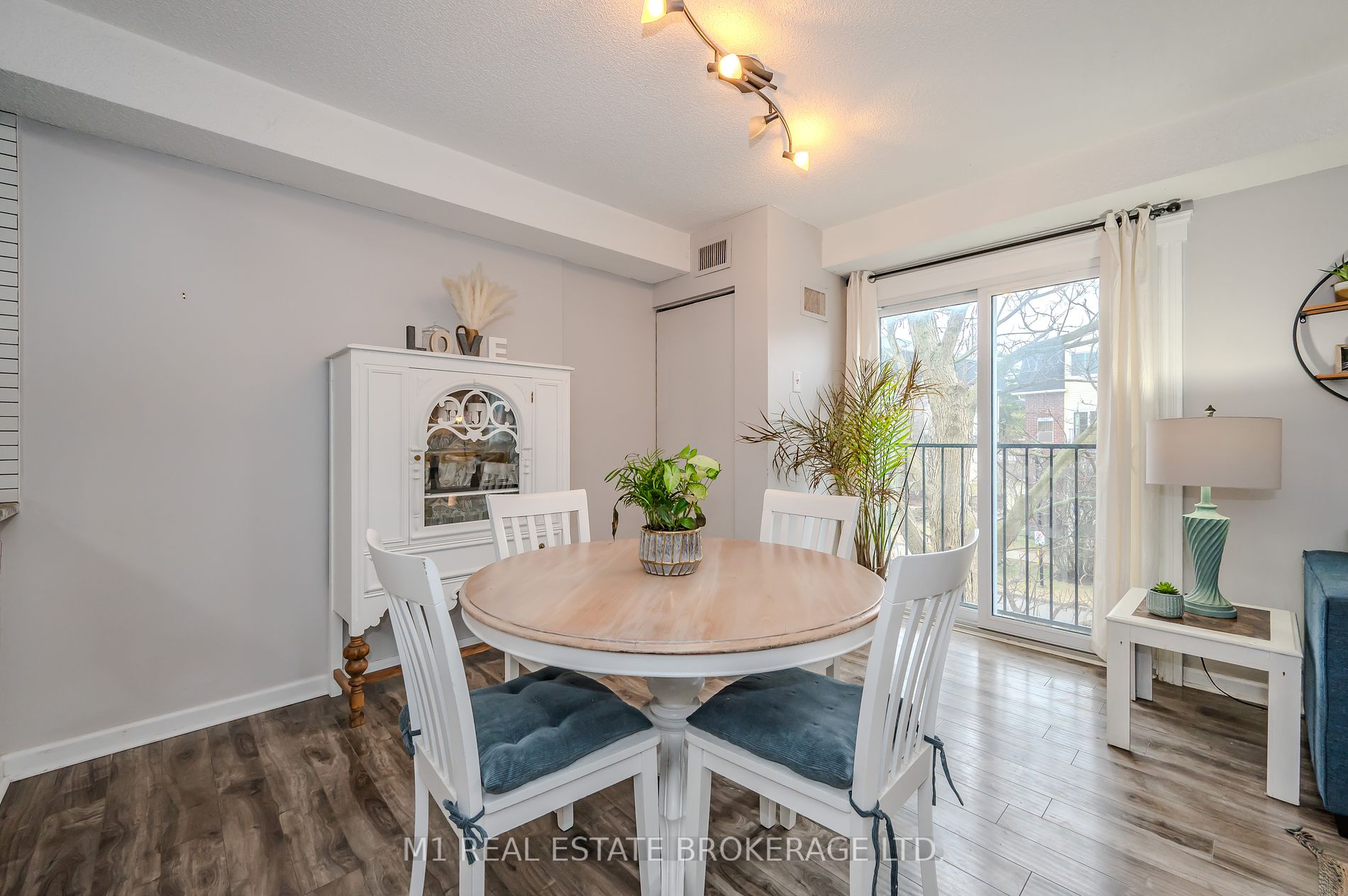 454 Janefield Ave, #206