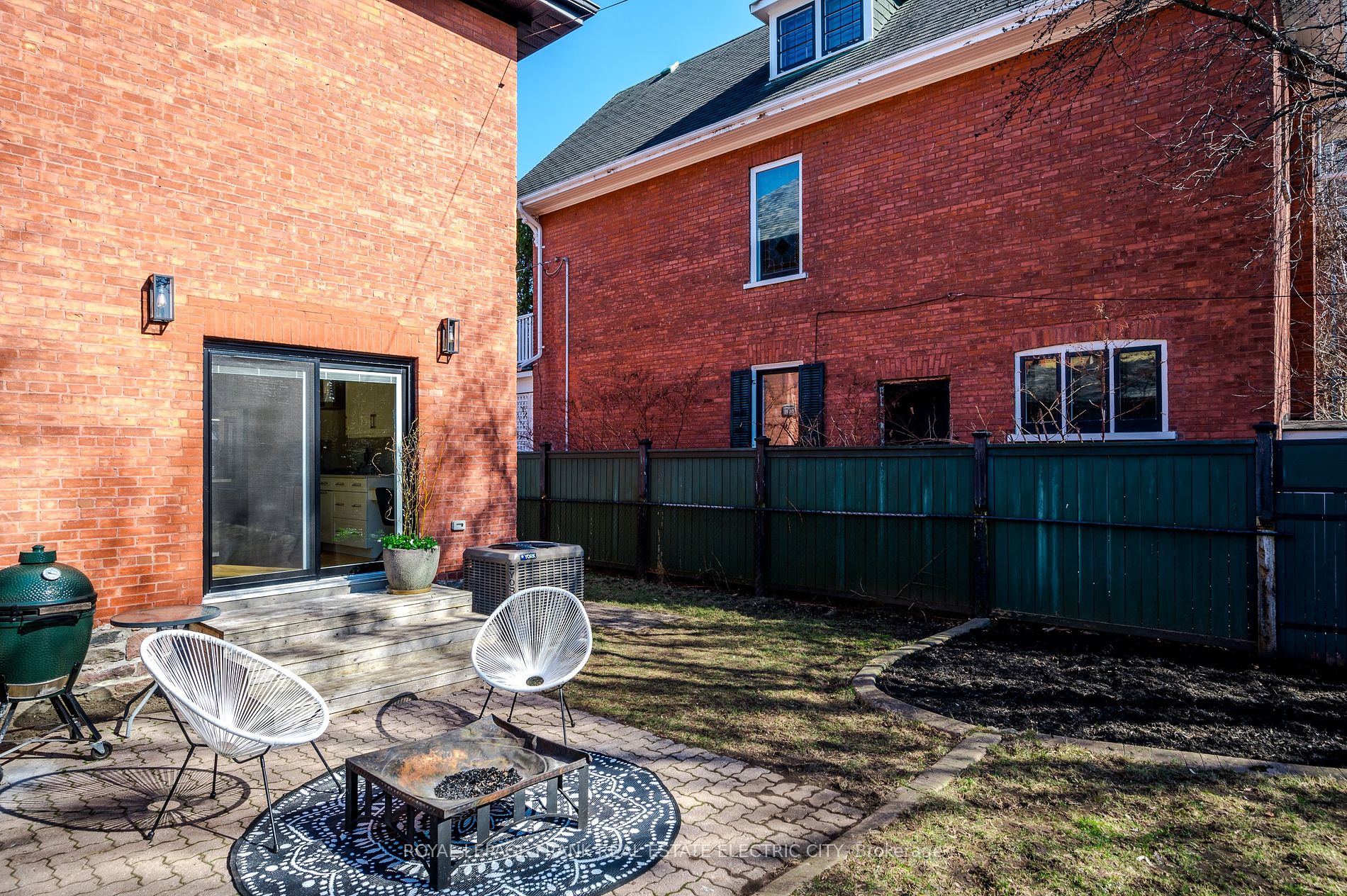 395 Walton Street