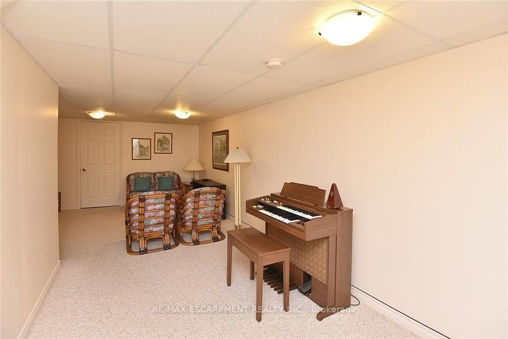 222 Fellowes Crescent S, #12