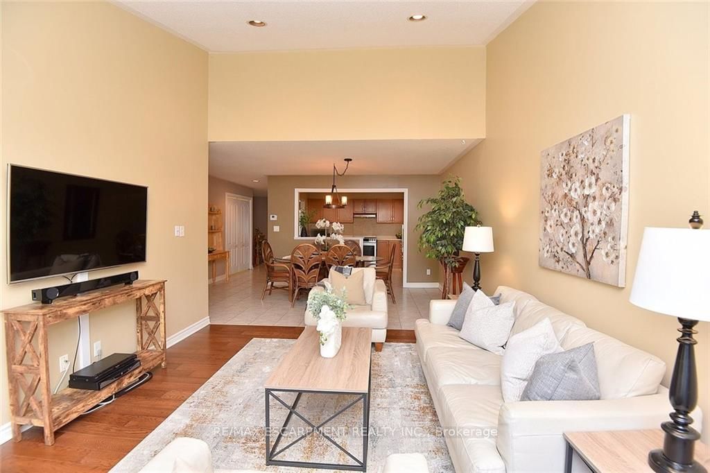222 Fellowes Crescent S, #12