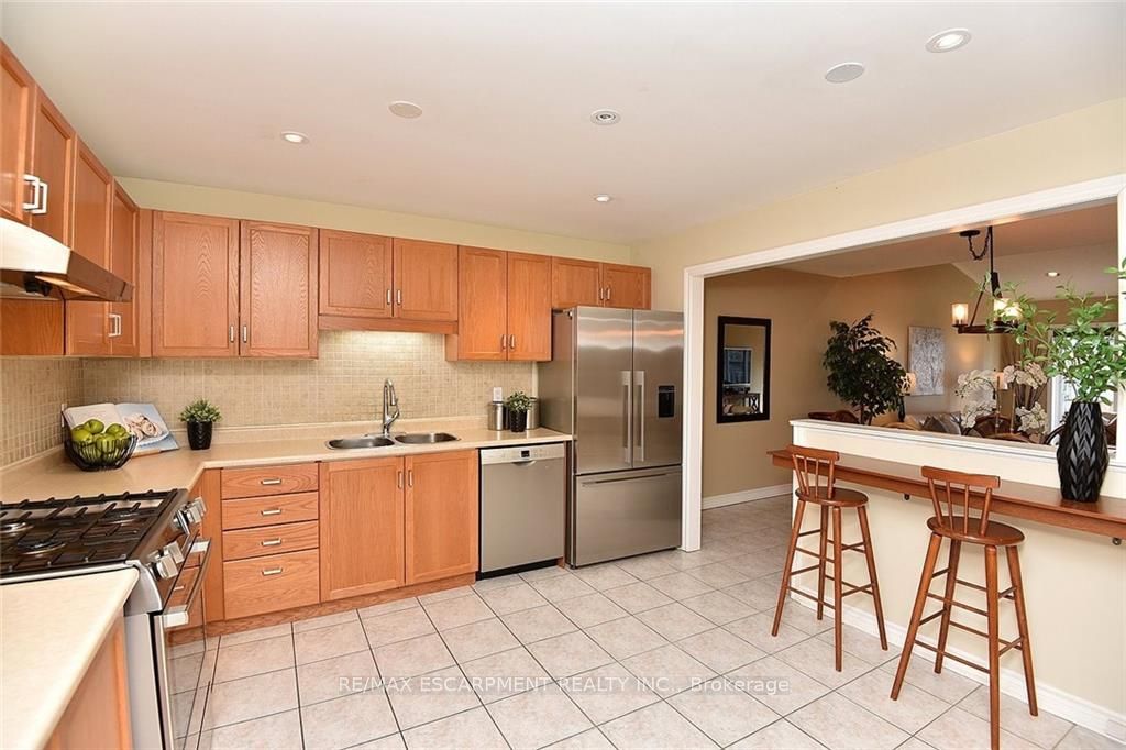 222 Fellowes Crescent S, #12
