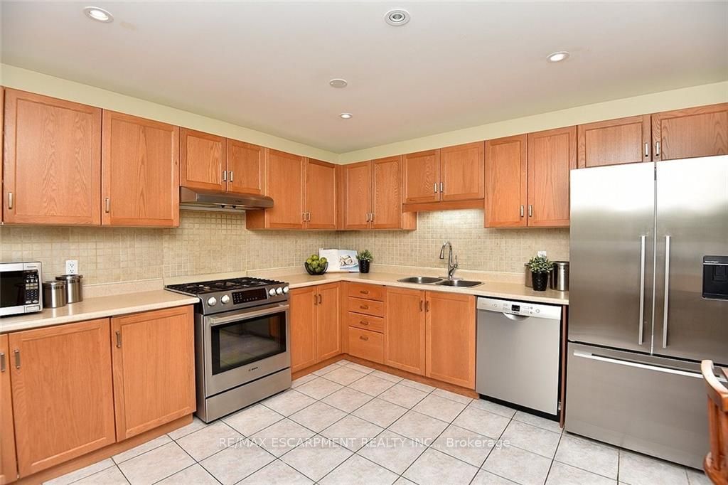 222 Fellowes Crescent S, #12