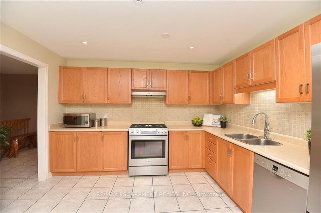 222 Fellowes Crescent S, #12