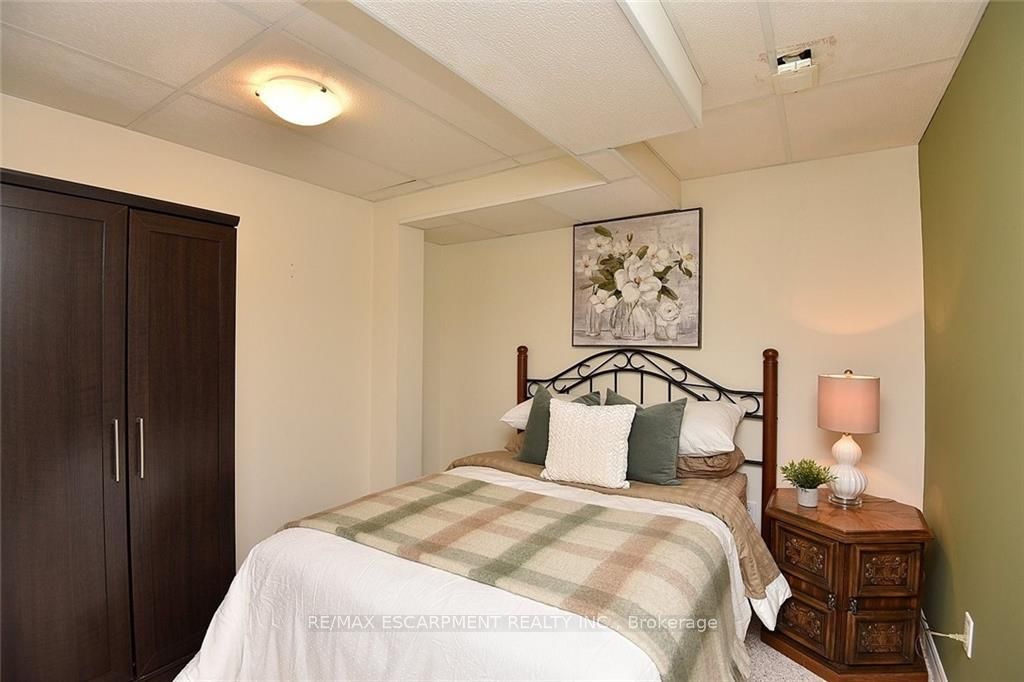 222 Fellowes Crescent S, #12