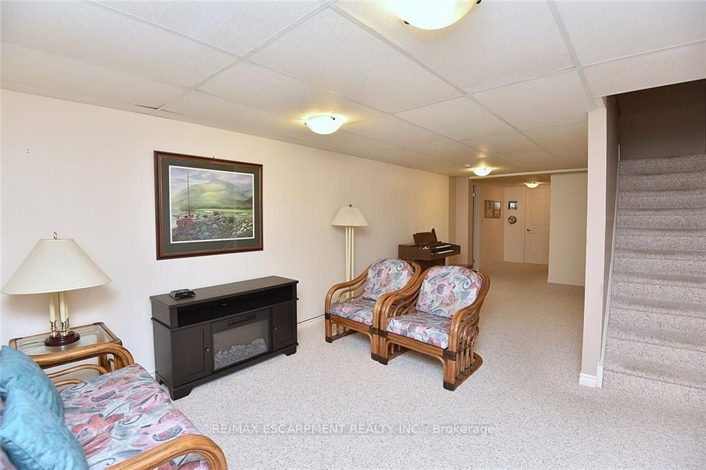 222 Fellowes Crescent S, #12