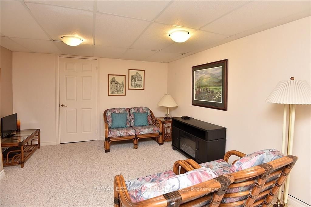 222 Fellowes Crescent S, #12