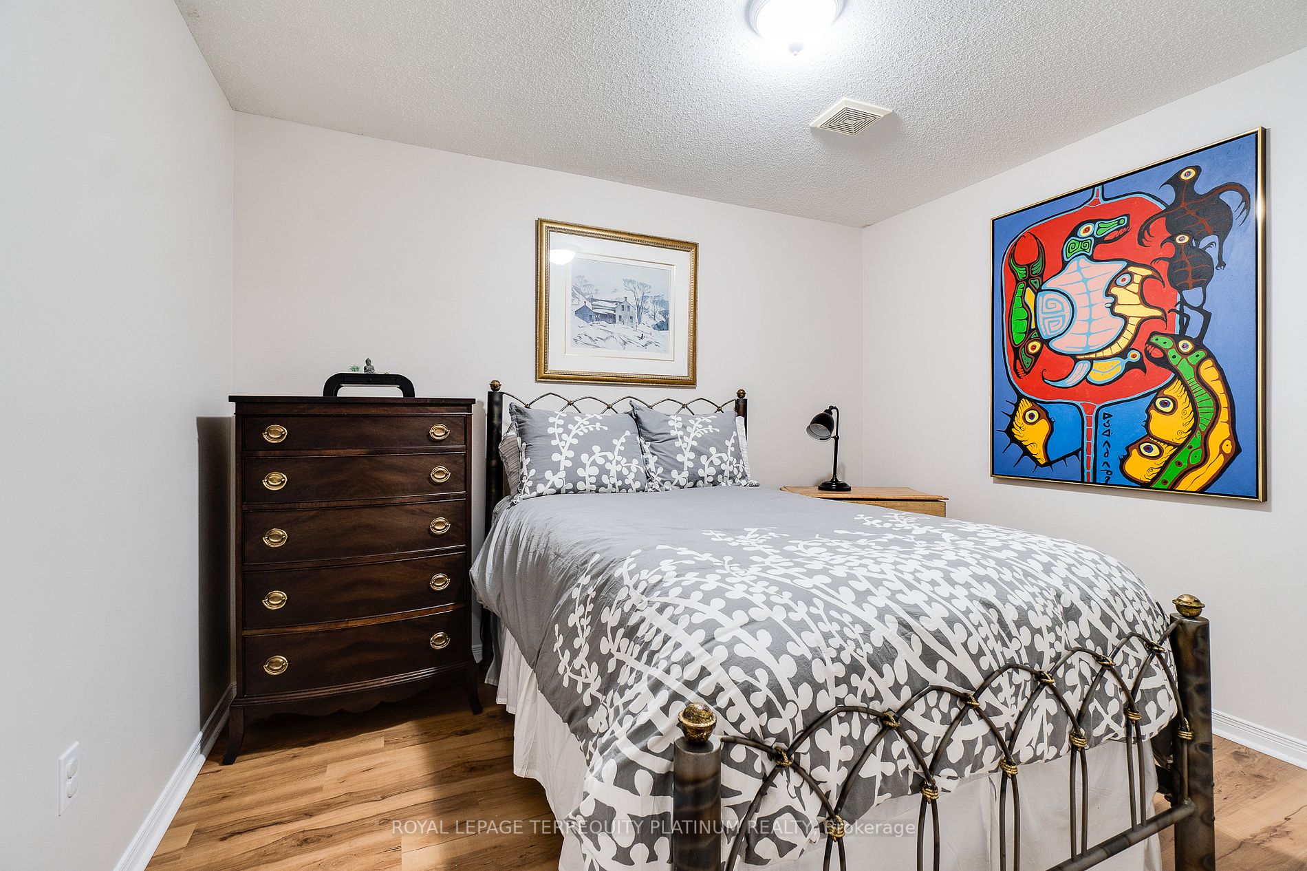 4 Curzon Cres