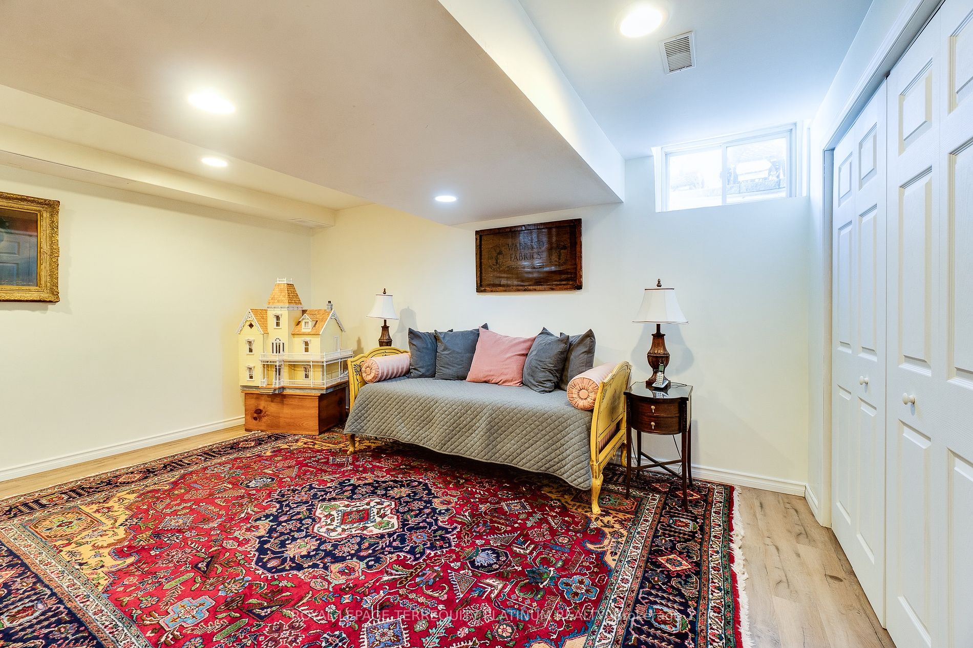 4 Curzon Cres