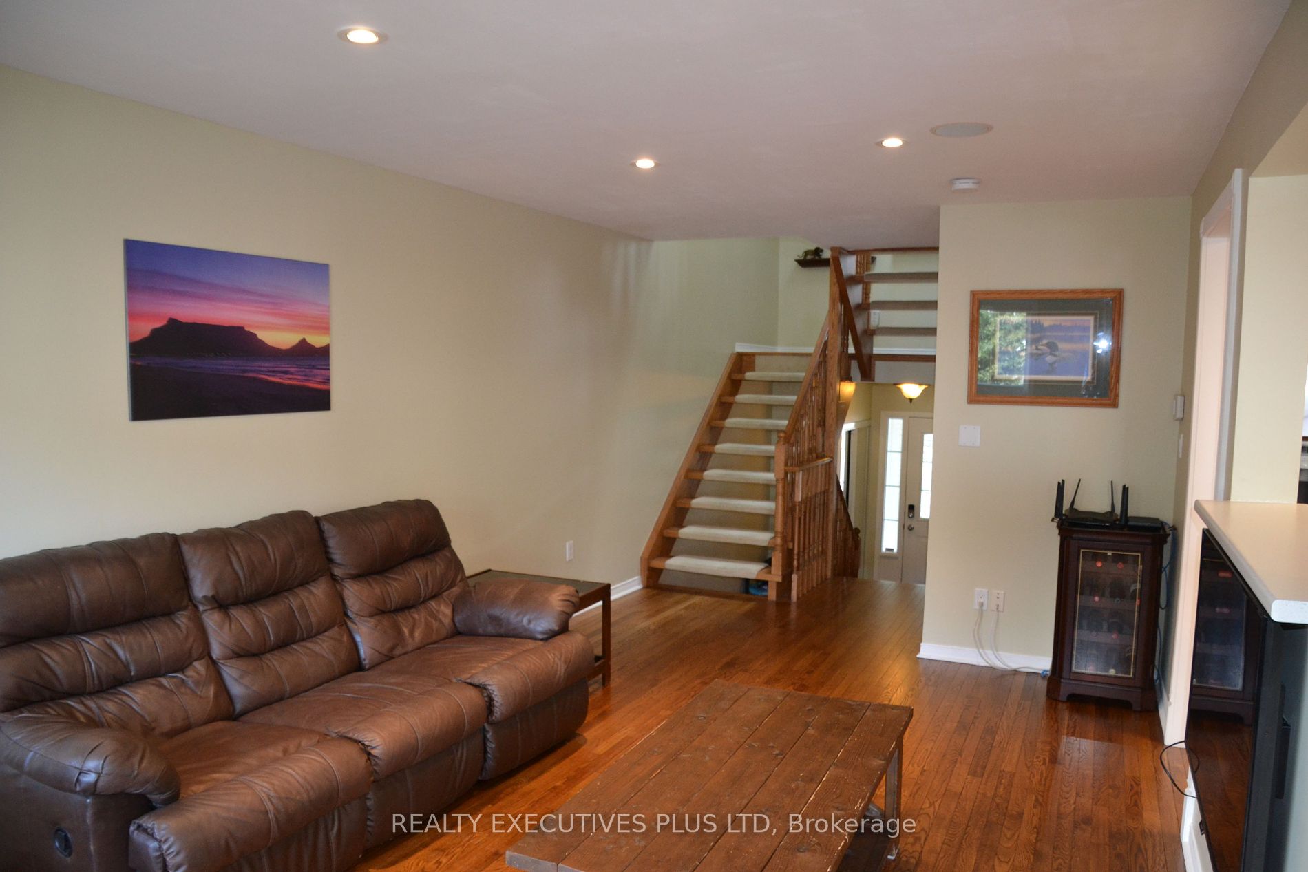 119 Frances Ave W