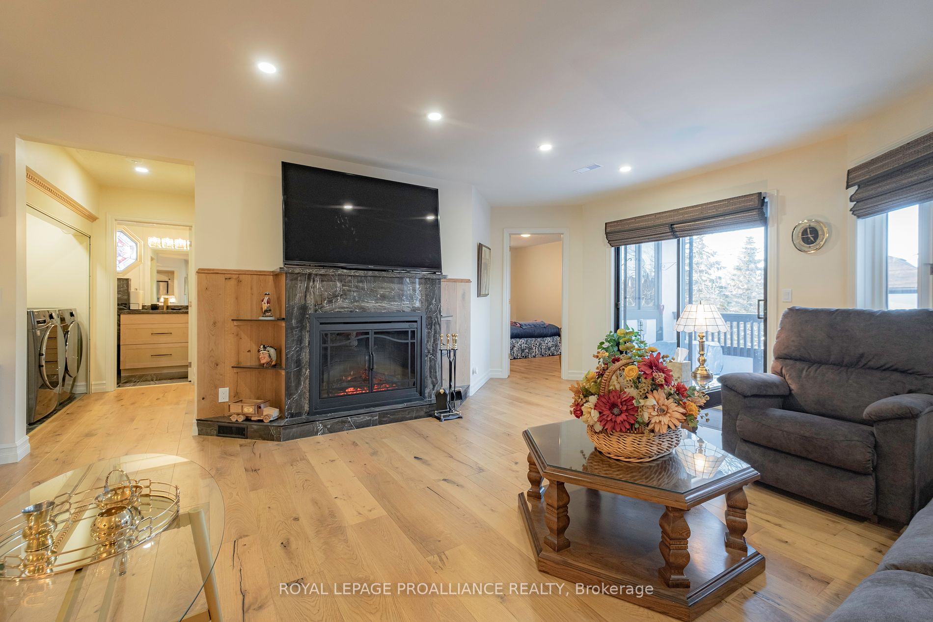 245 Elgin St W, #411