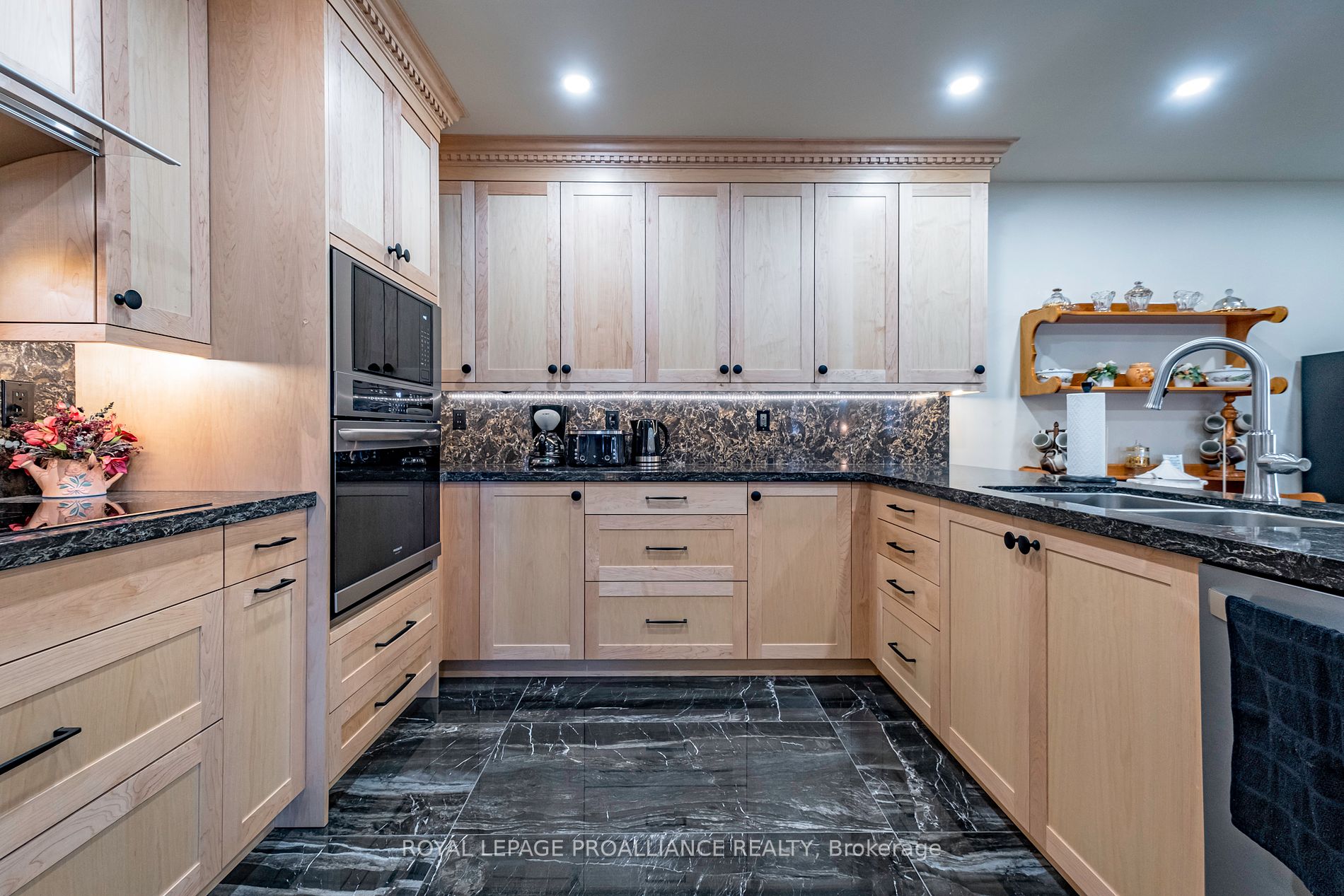 245 Elgin St W, #411