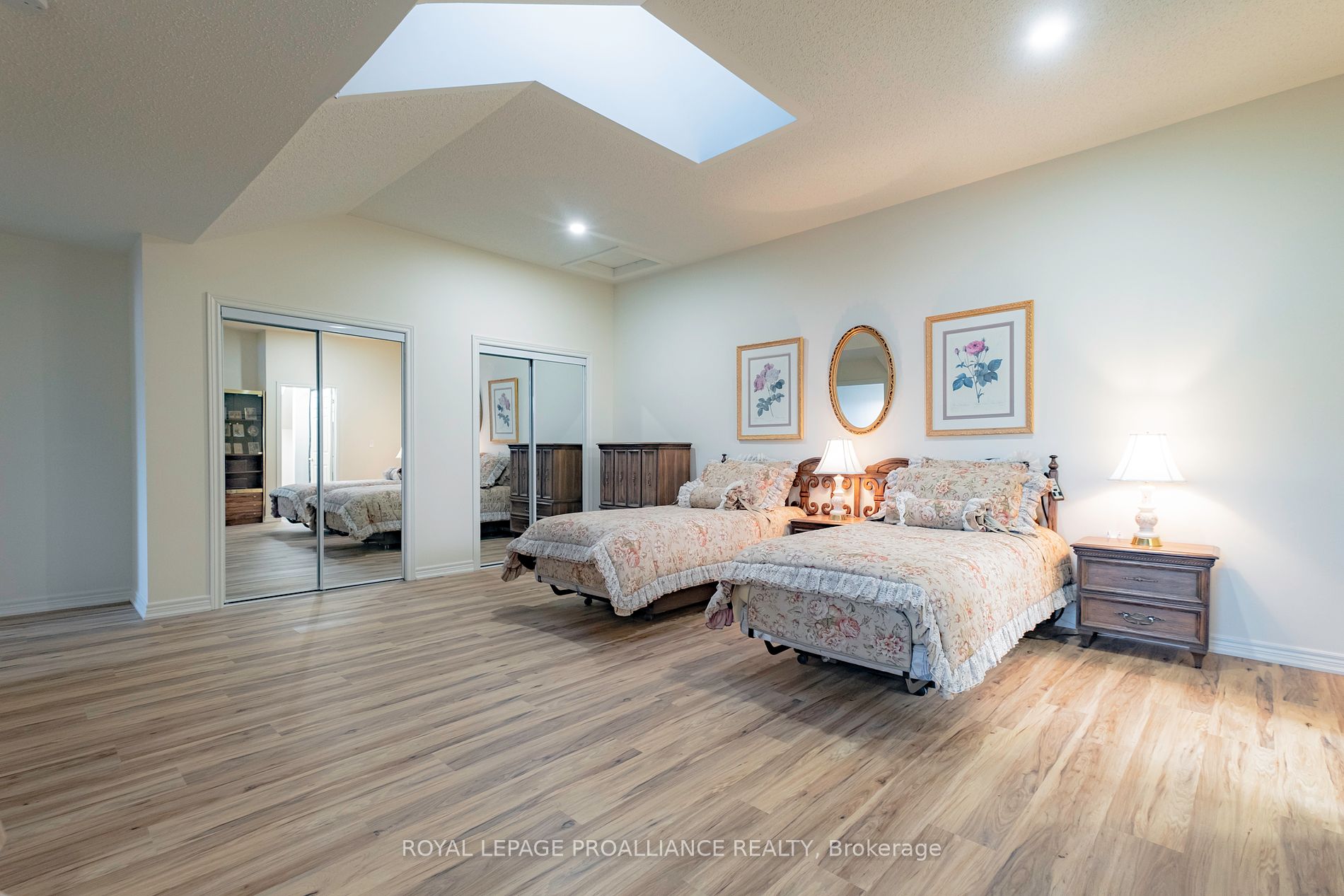 245 Elgin St W, #411