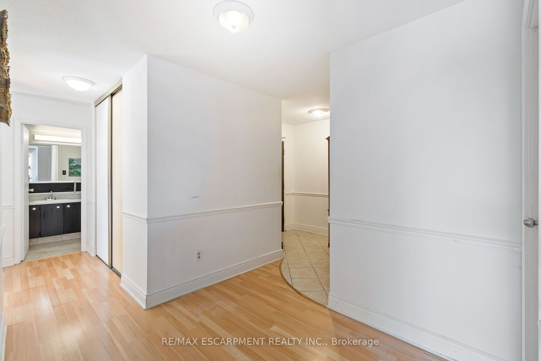 75 Queen St N, #603