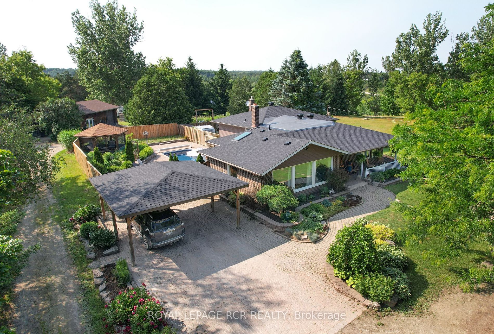 348557 15 Sideroad