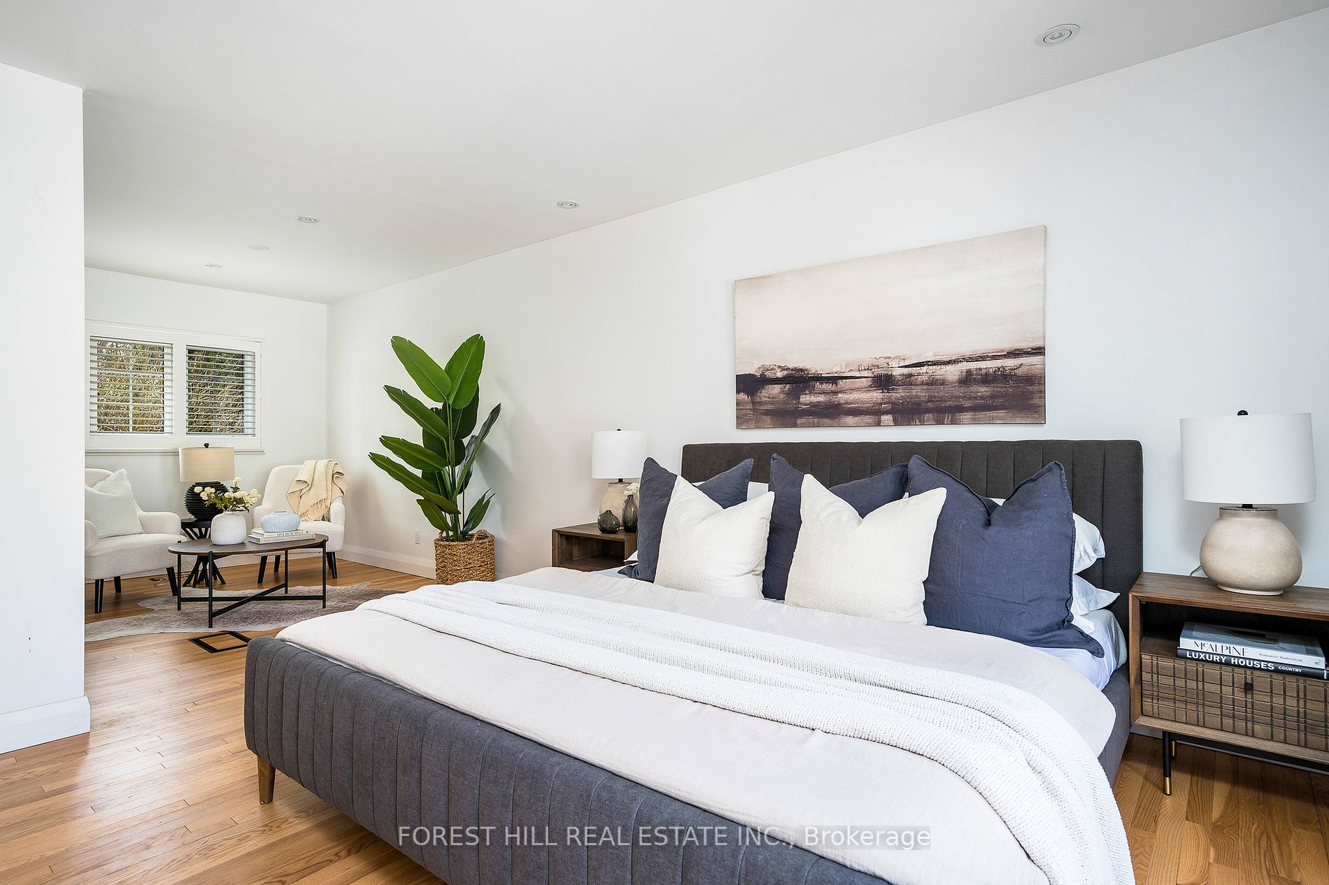 32 Napier Street E