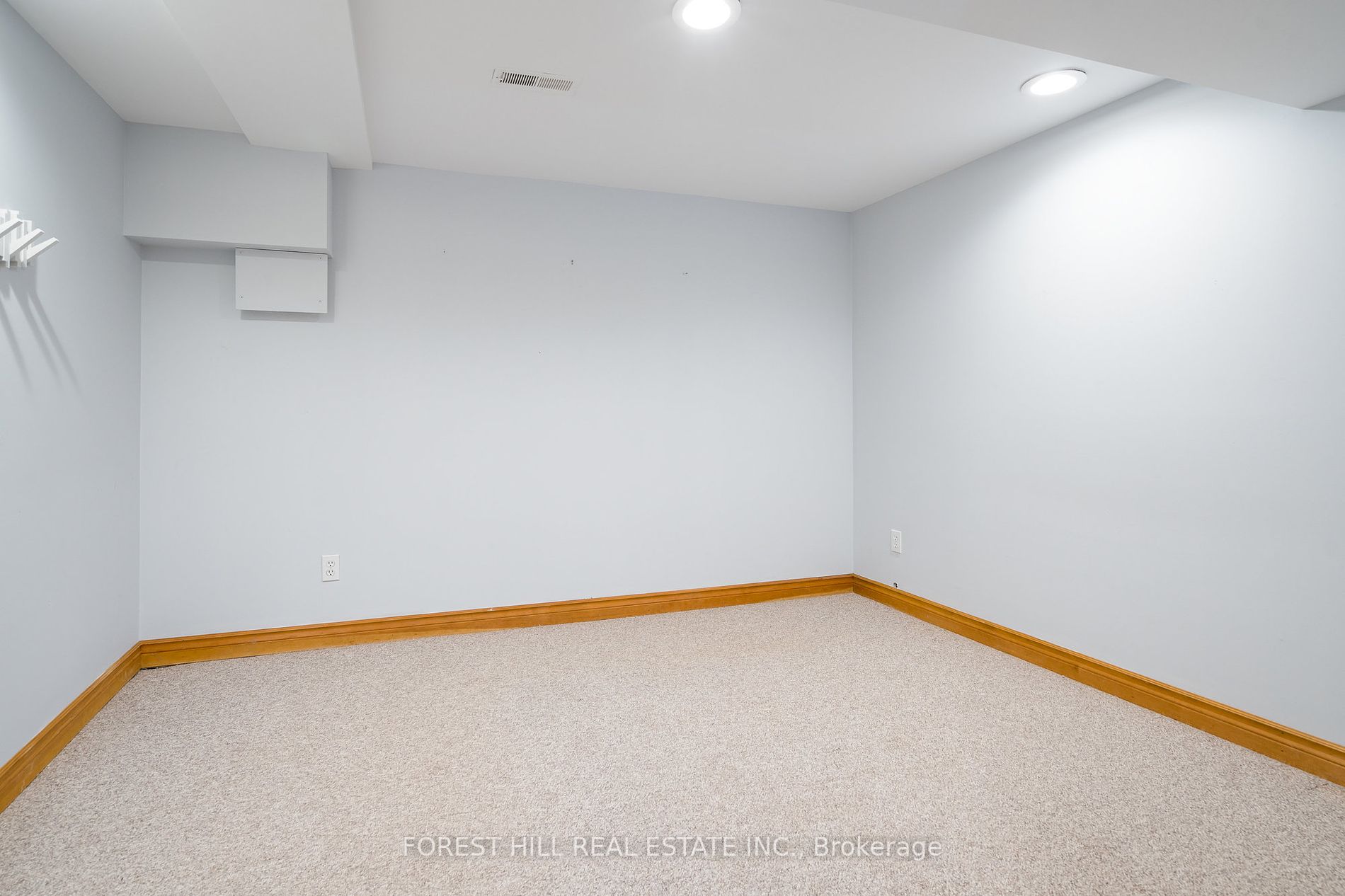 32 Napier Street E