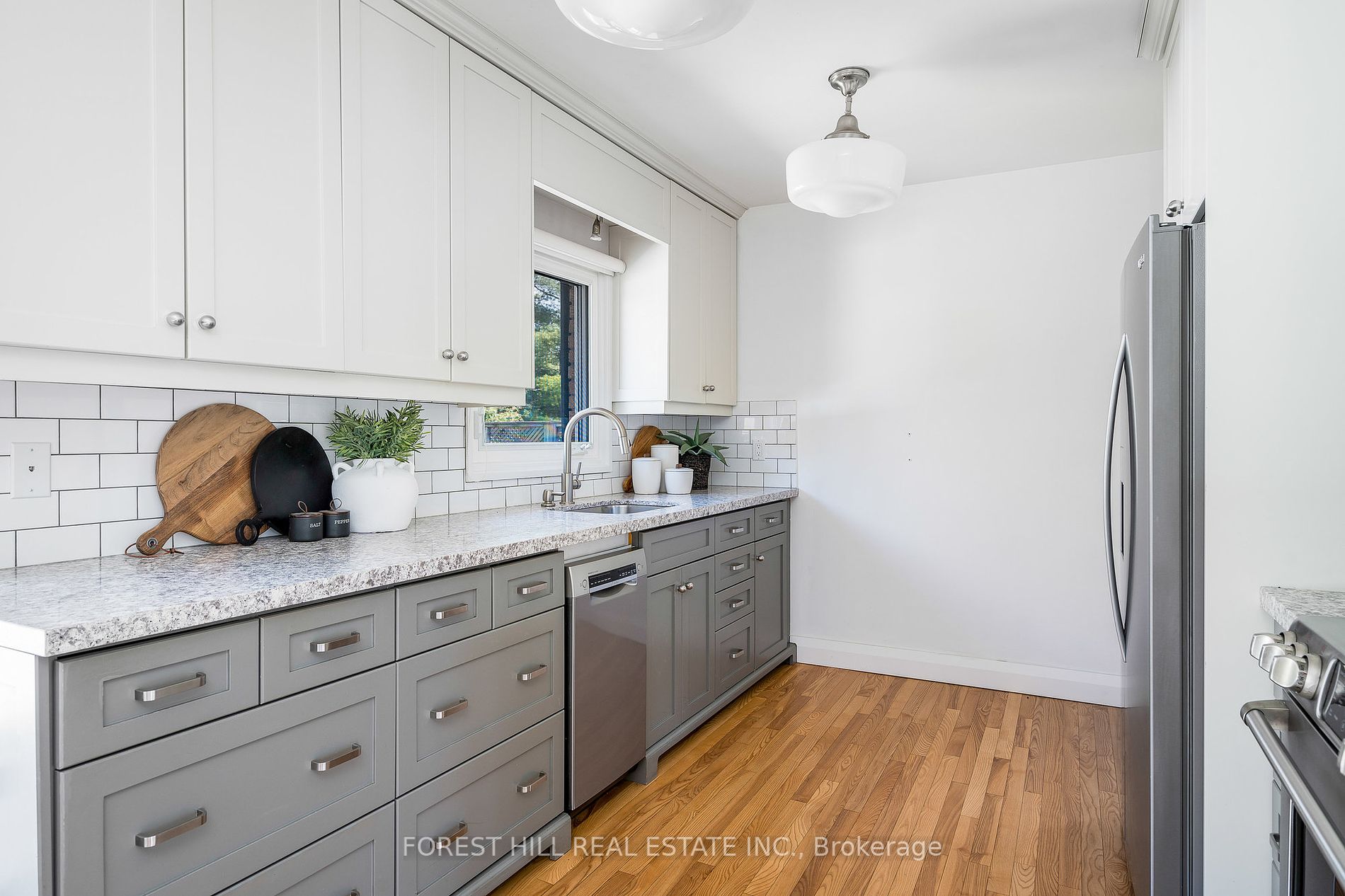32 Napier Street E