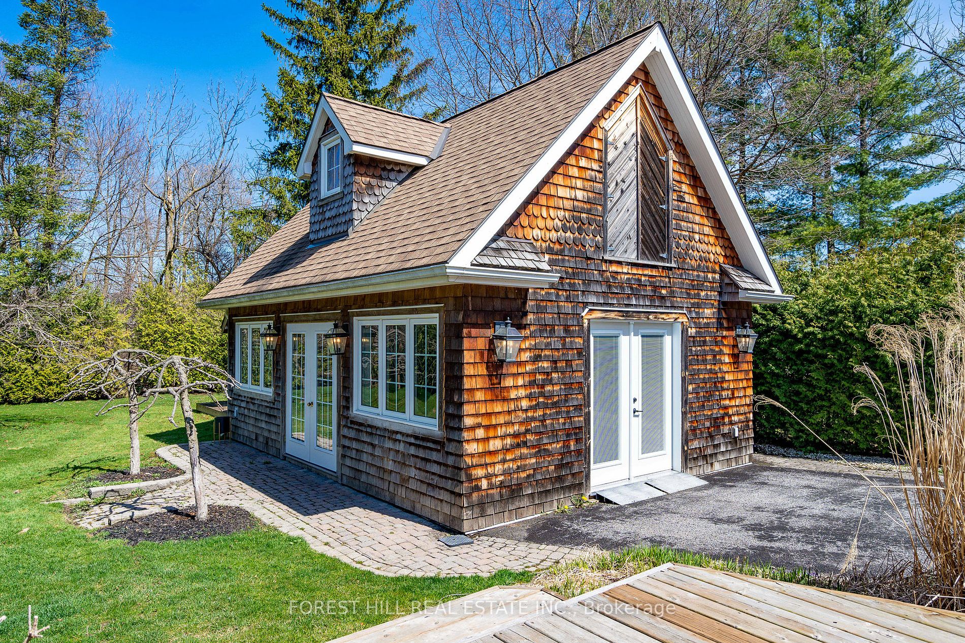 32 Napier Street E