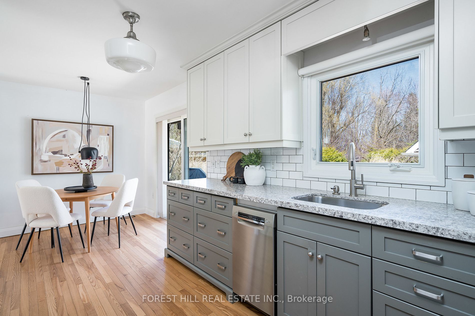 32 Napier Street E