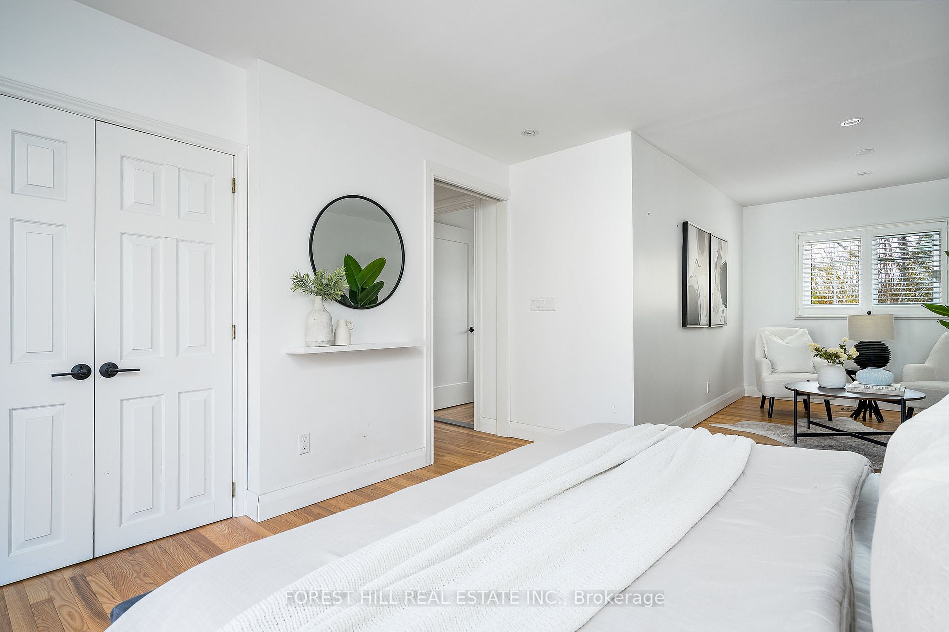 32 Napier Street E