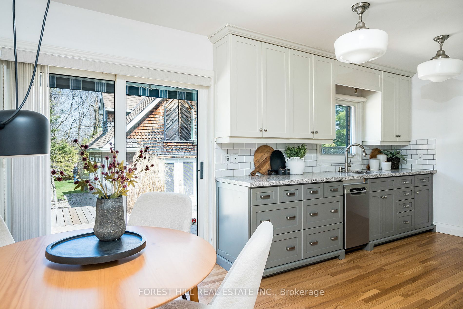 32 Napier Street E