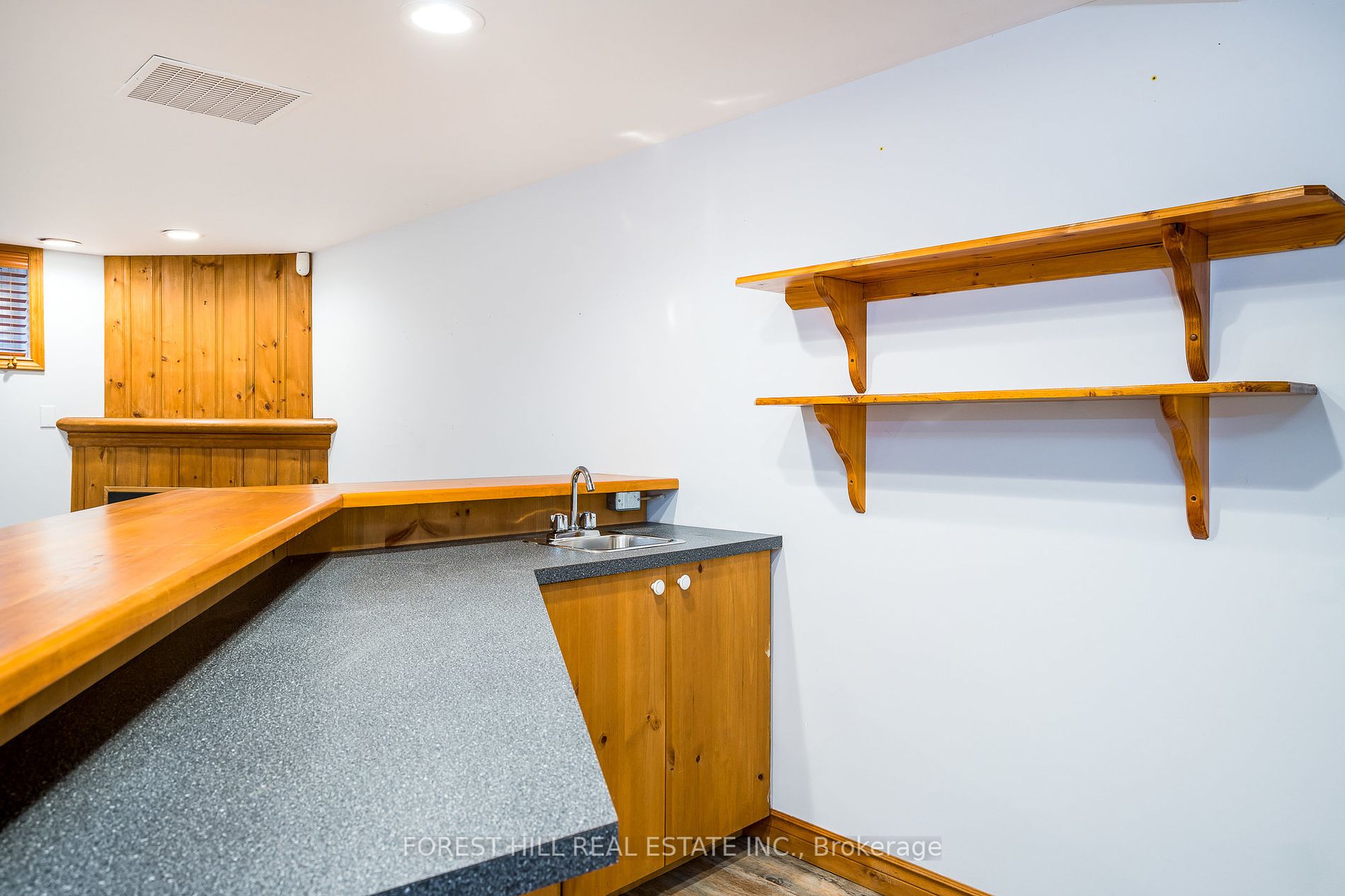 32 Napier Street E