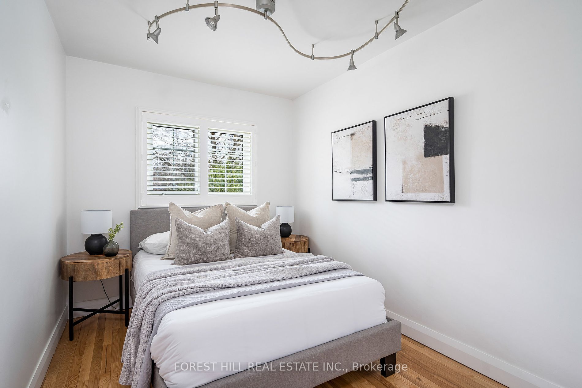 32 Napier Street E