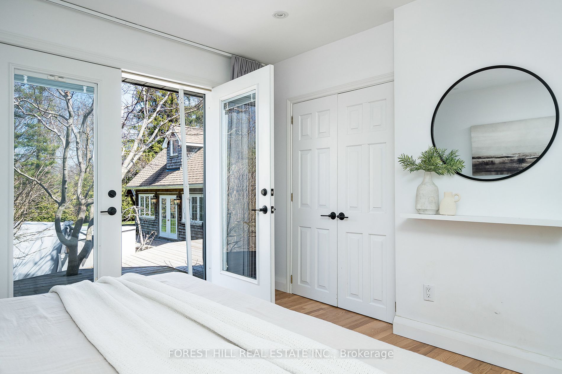 32 Napier Street E