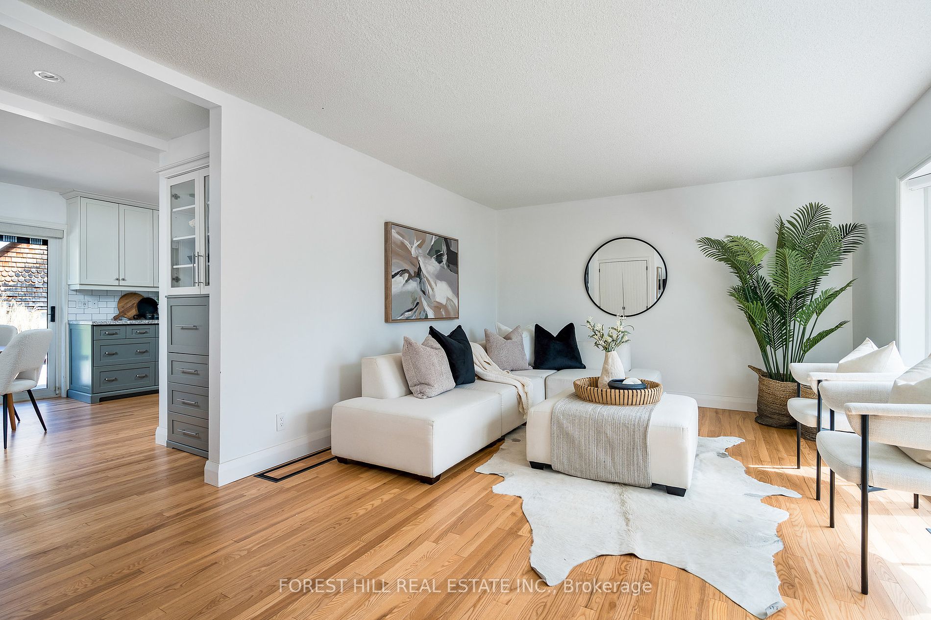 32 Napier Street E