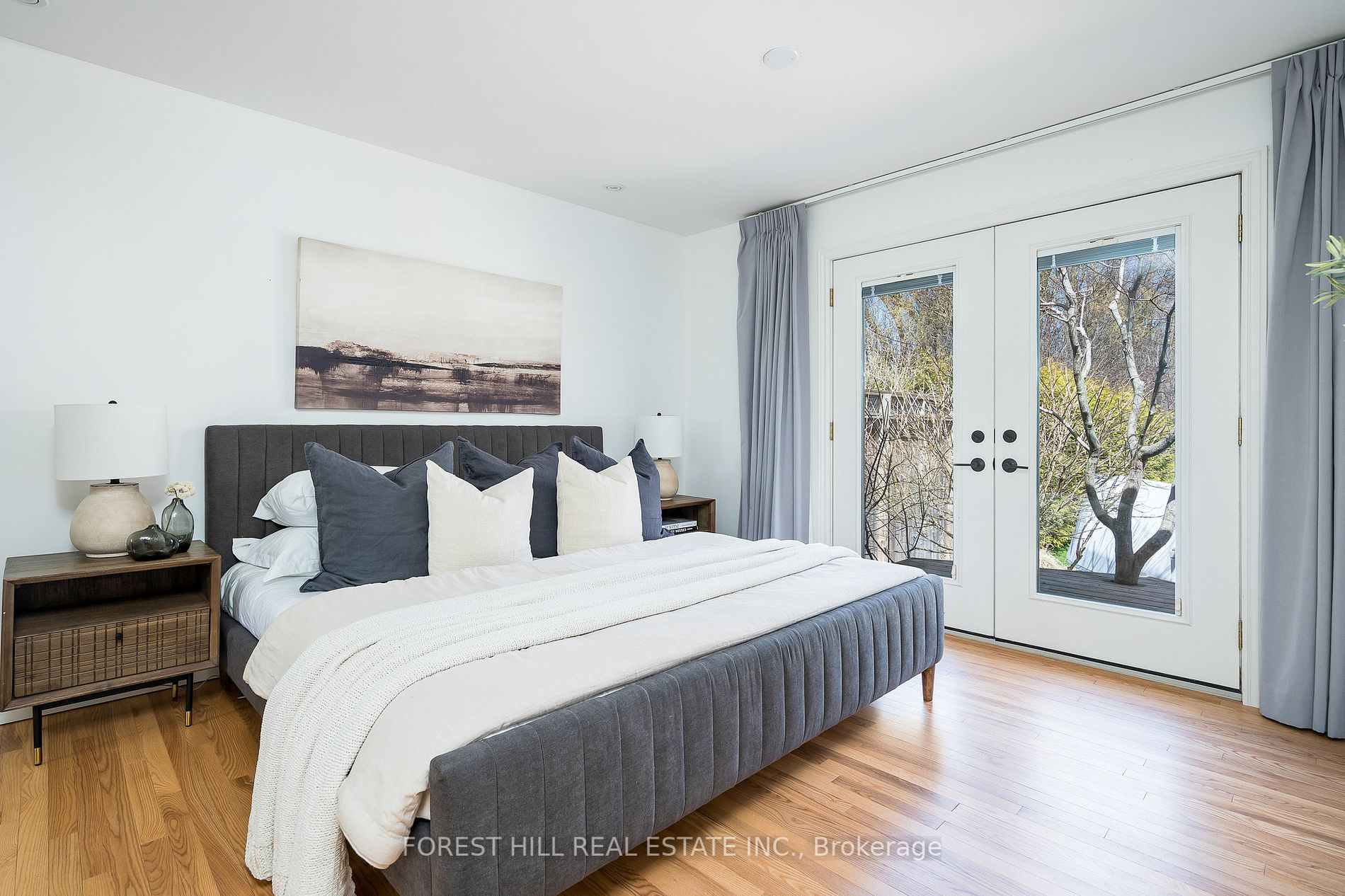 32 Napier Street E