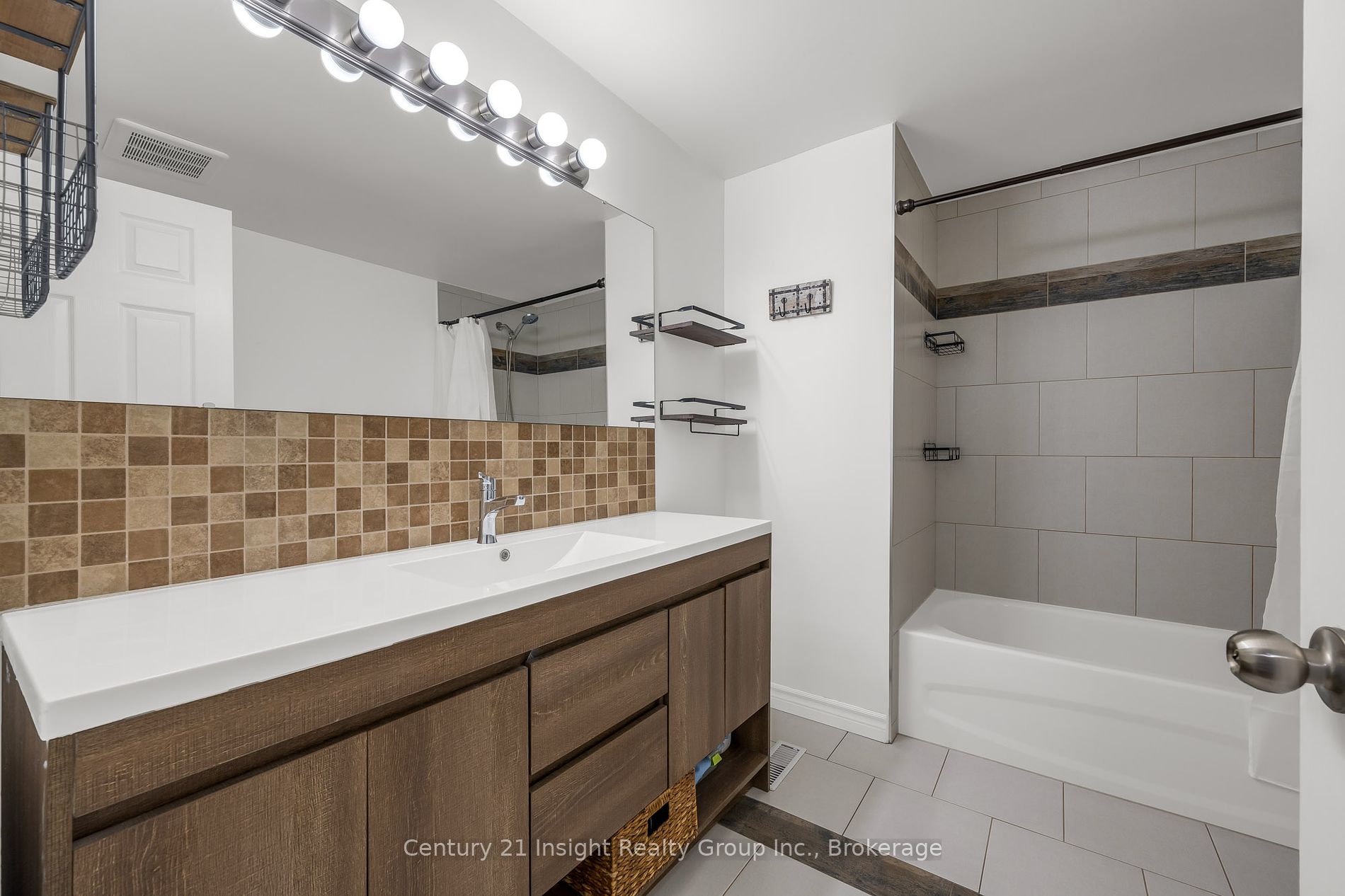 283 Macintosh Dr