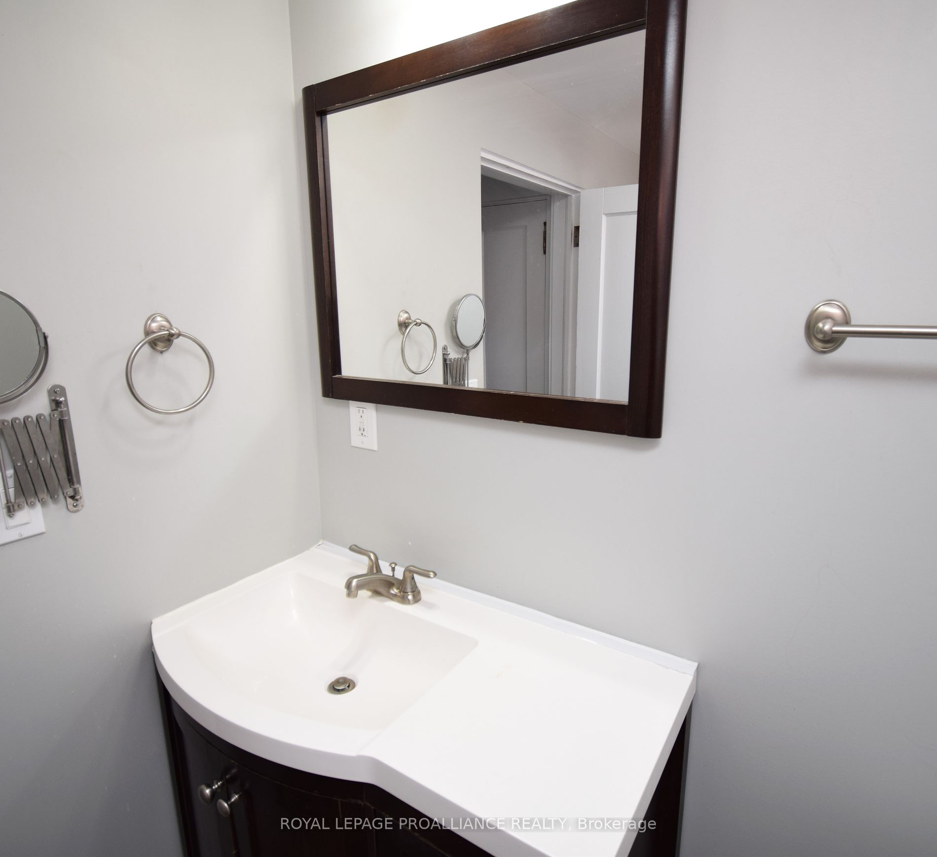 158 Dundas Street E