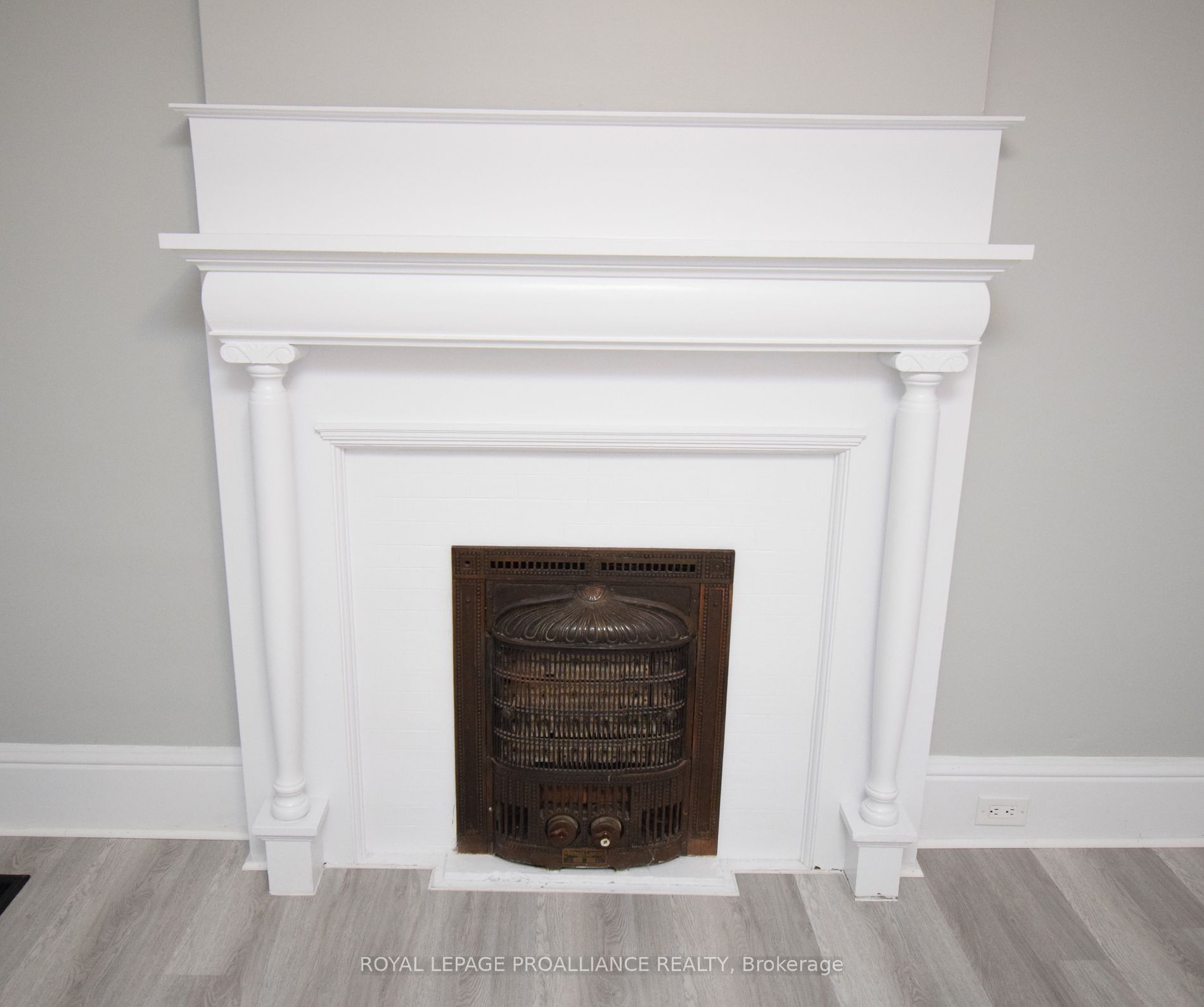 158 Dundas Street E