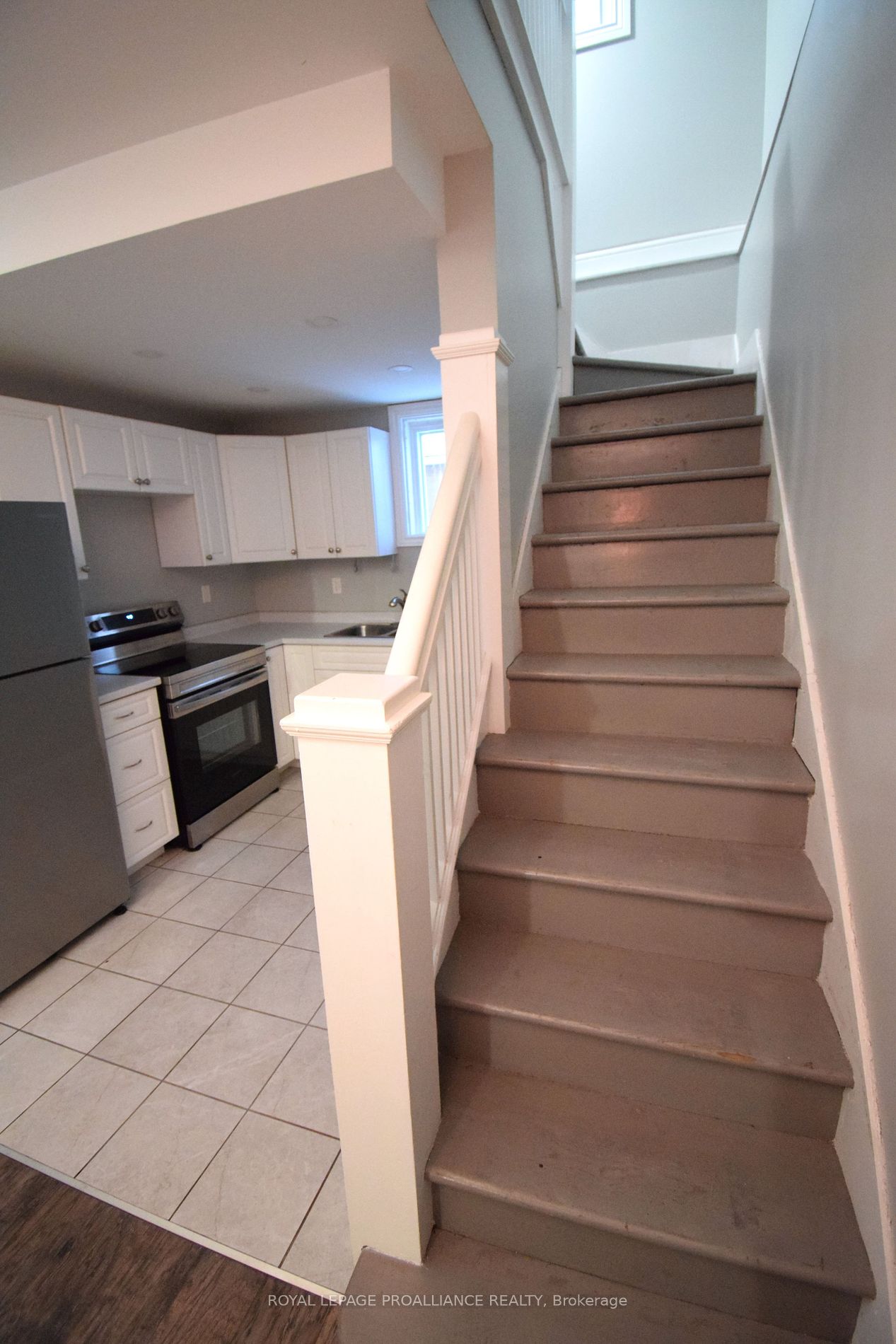 158 Dundas Street E