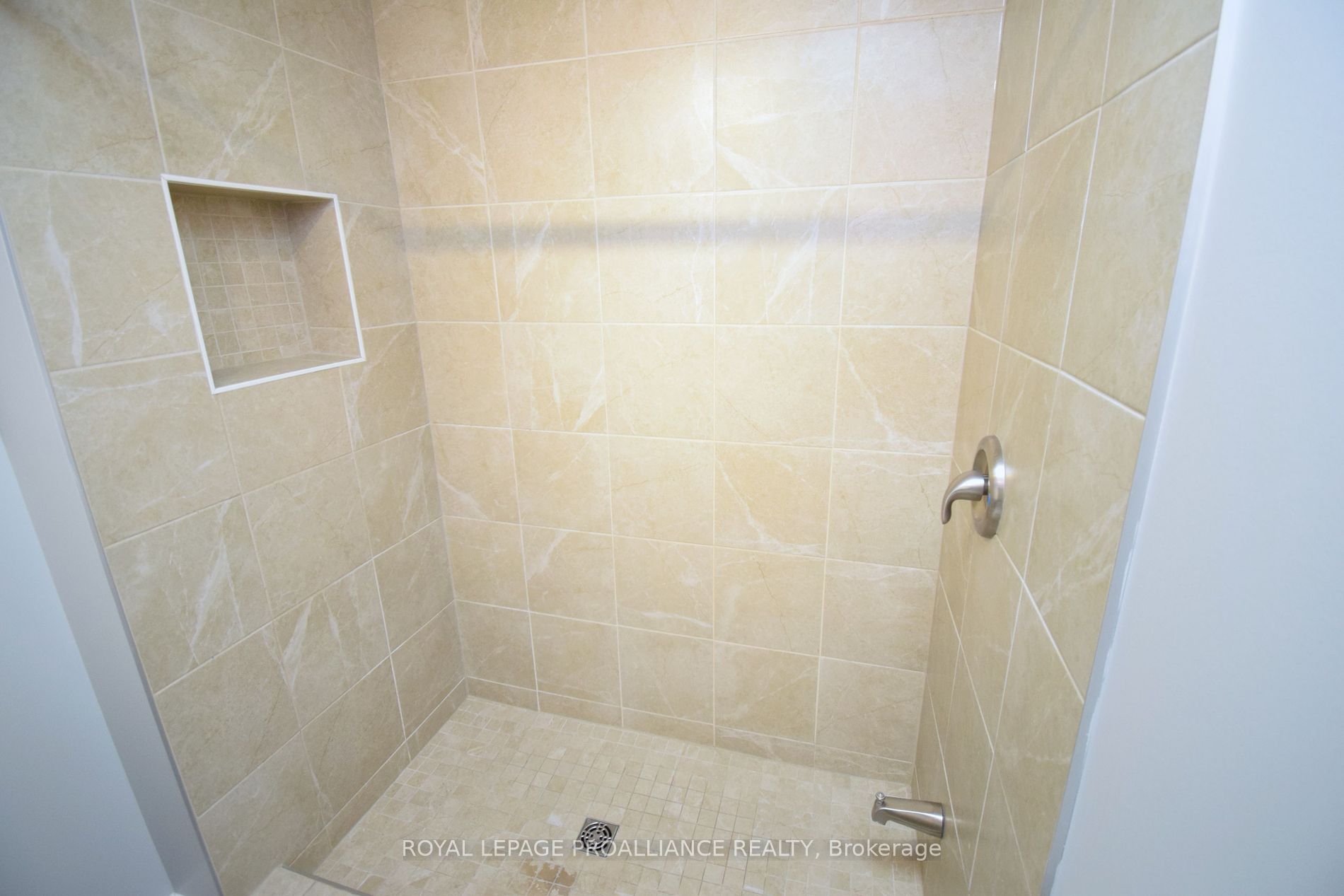 158 Dundas Street E