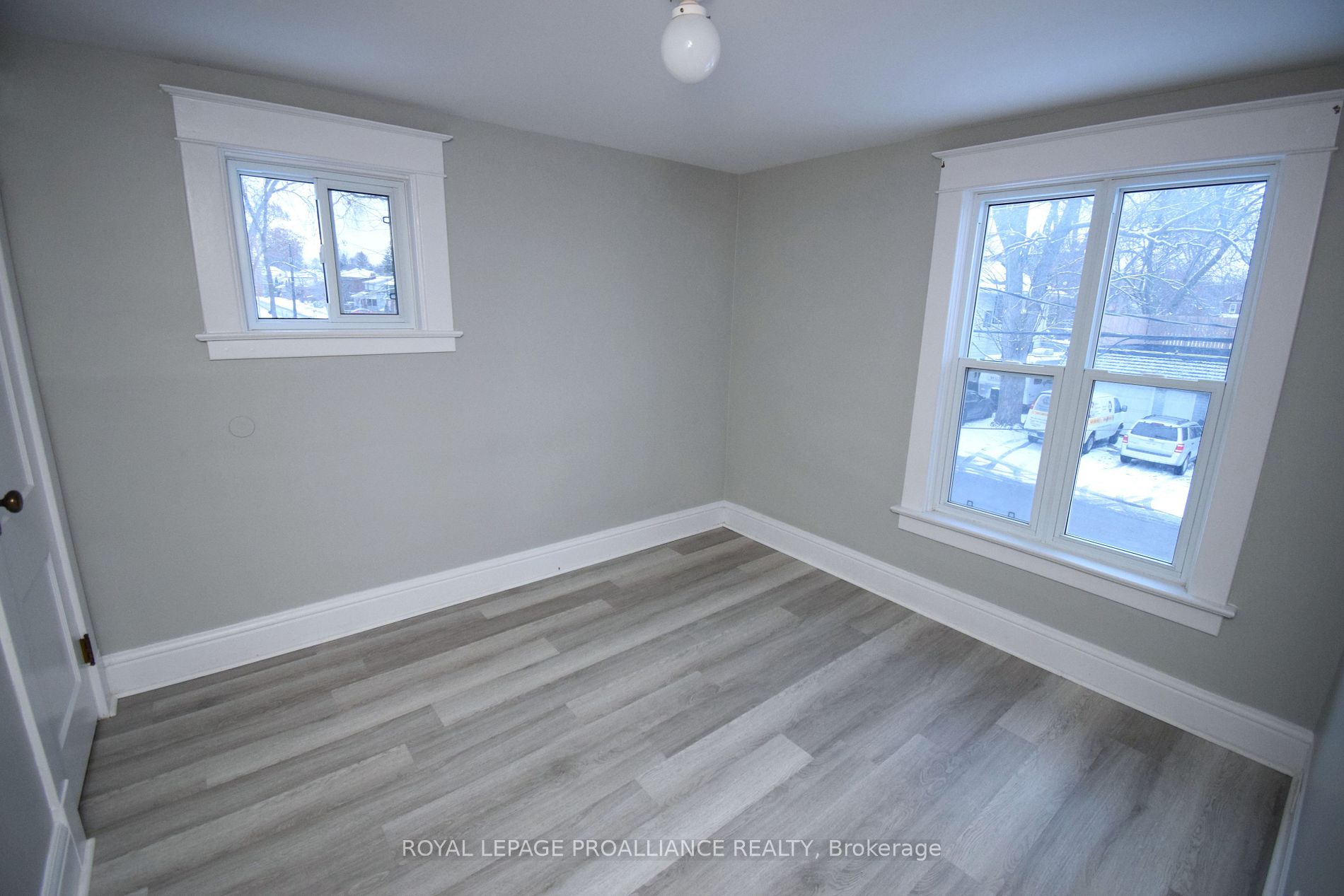 158 Dundas Street E