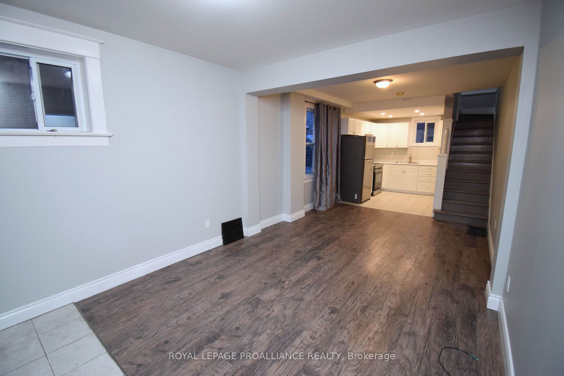 158 Dundas Street E
