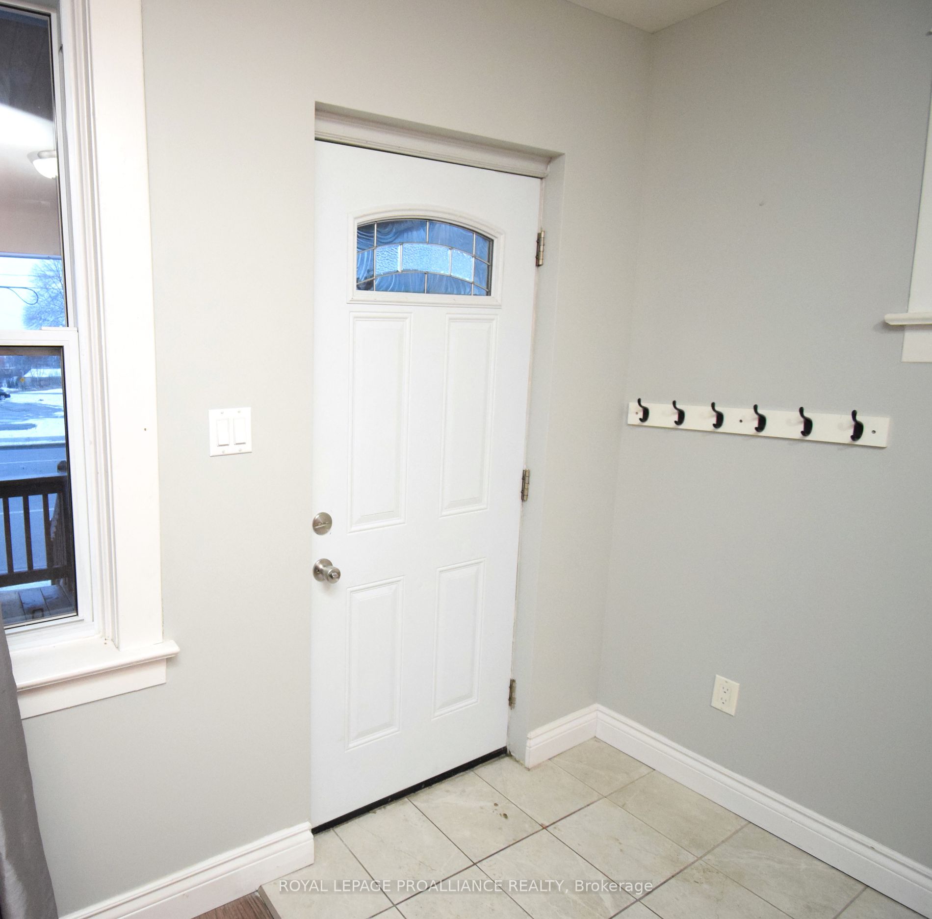 158 Dundas Street E
