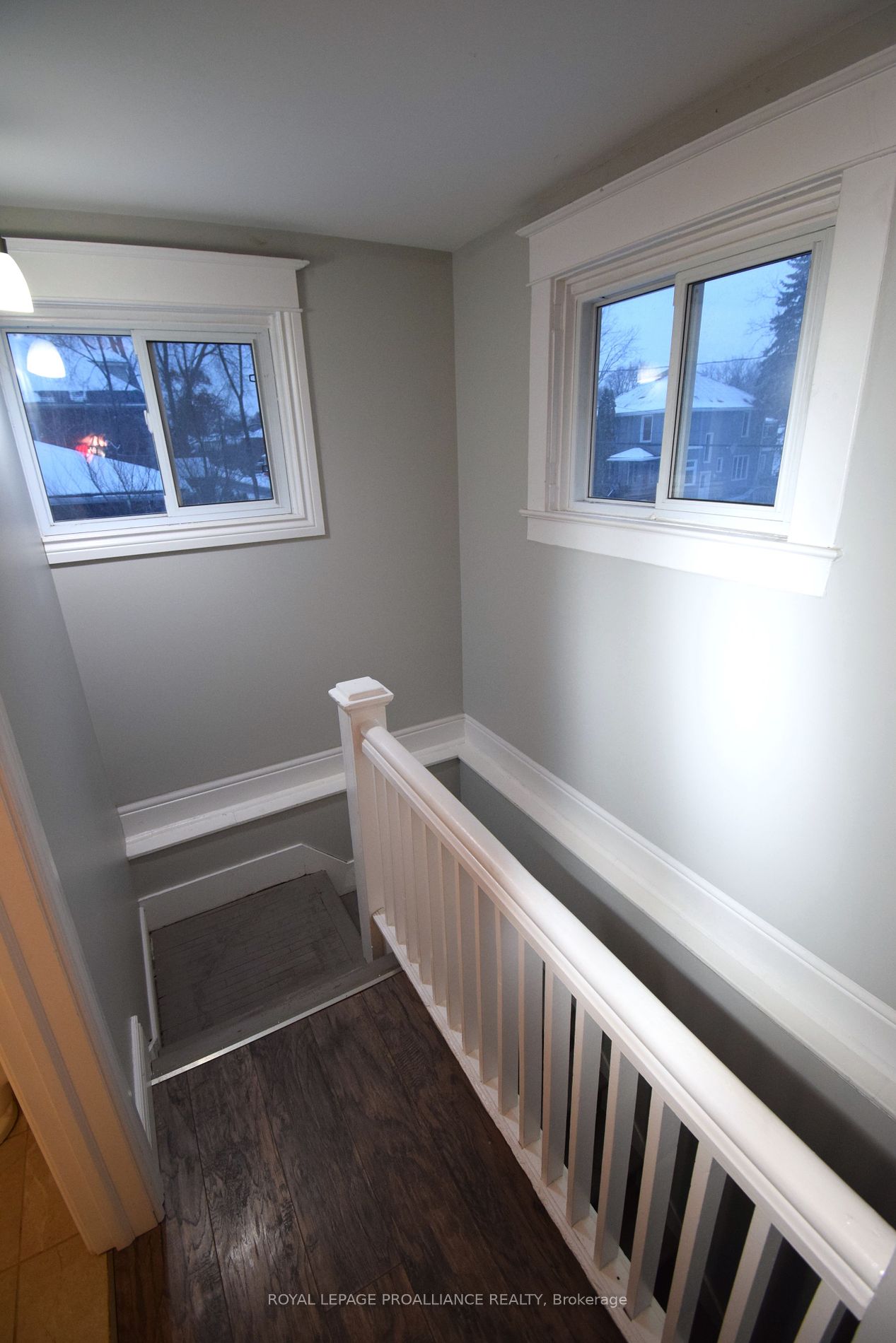 158 Dundas Street E