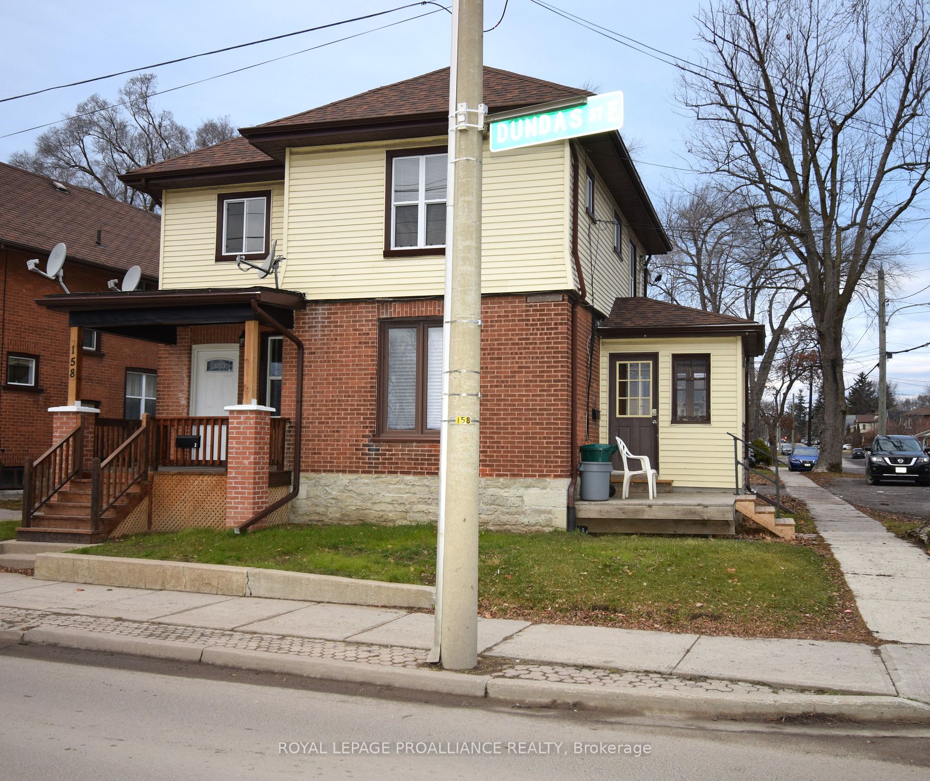 158 Dundas Street E