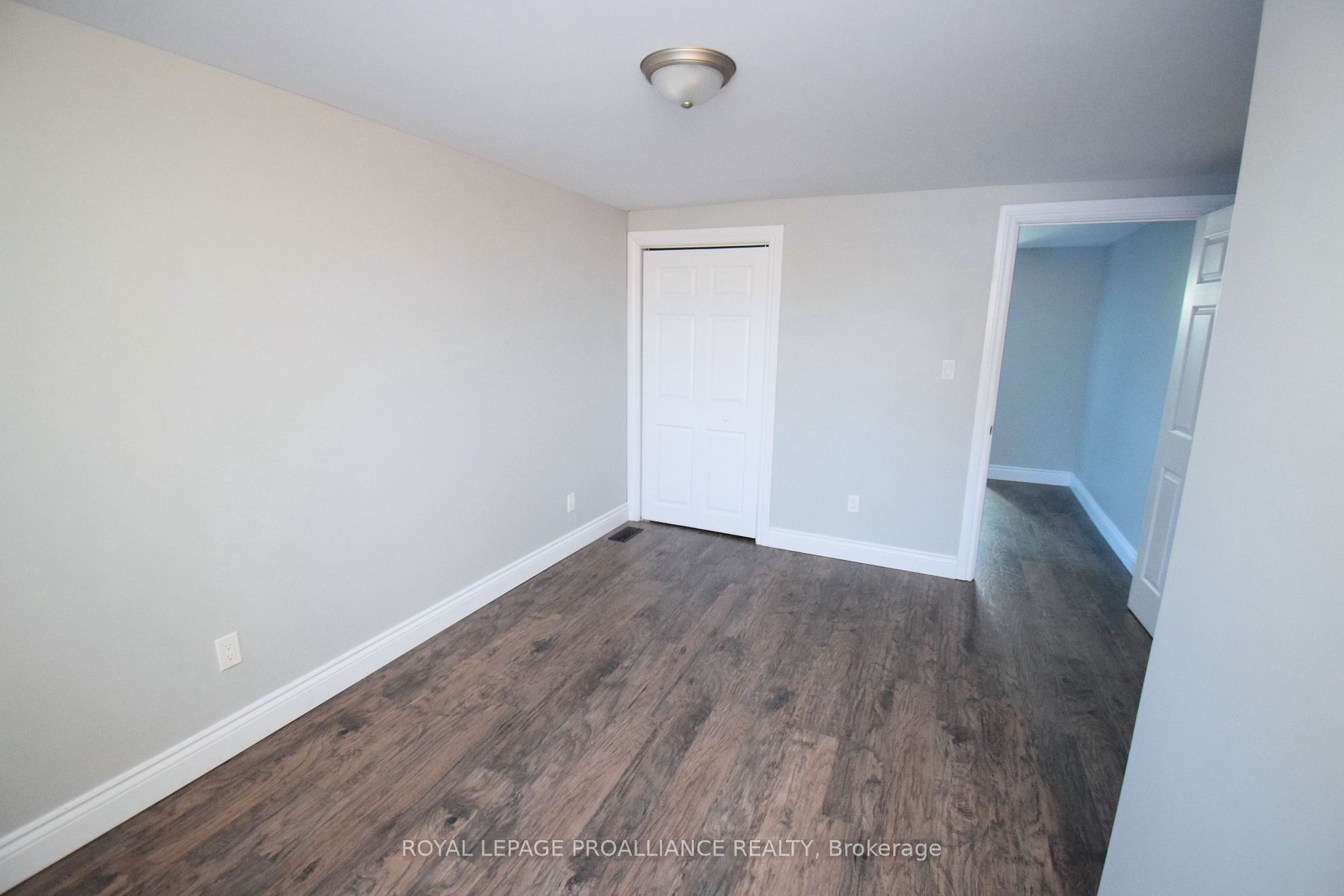 158 Dundas Street E