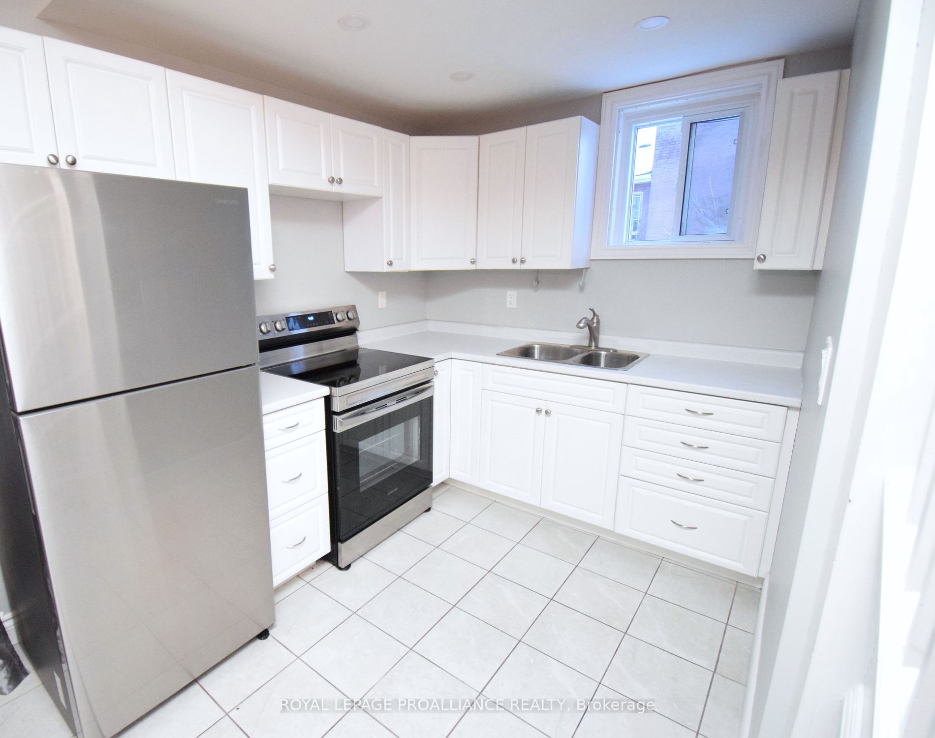 158 Dundas Street E