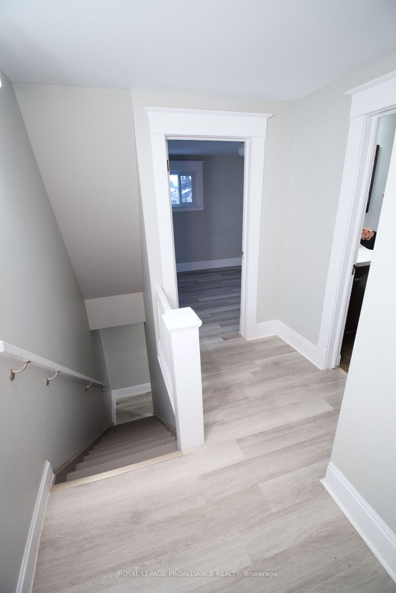 158 Dundas Street E