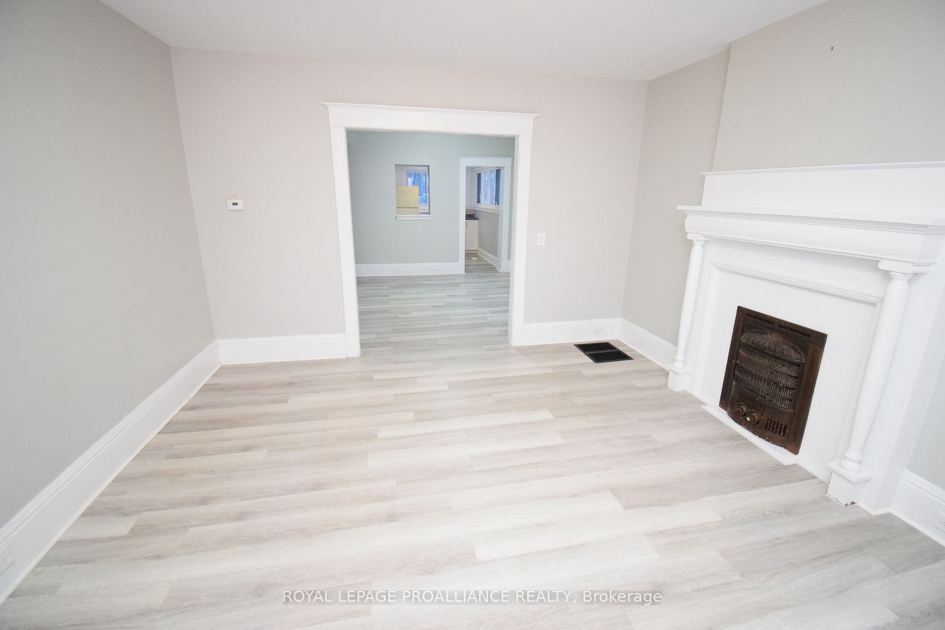 158 Dundas Street E