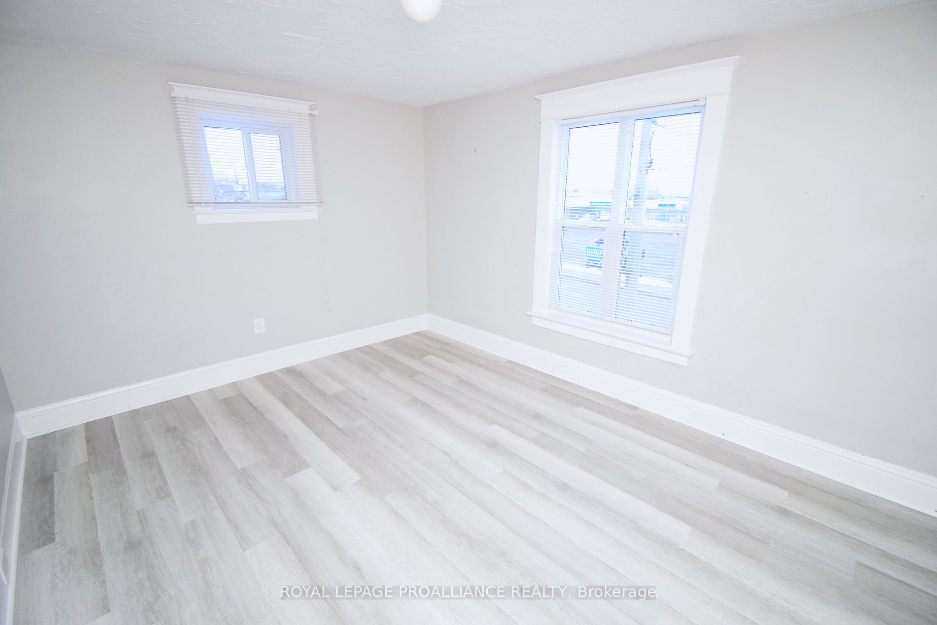 158 Dundas Street E