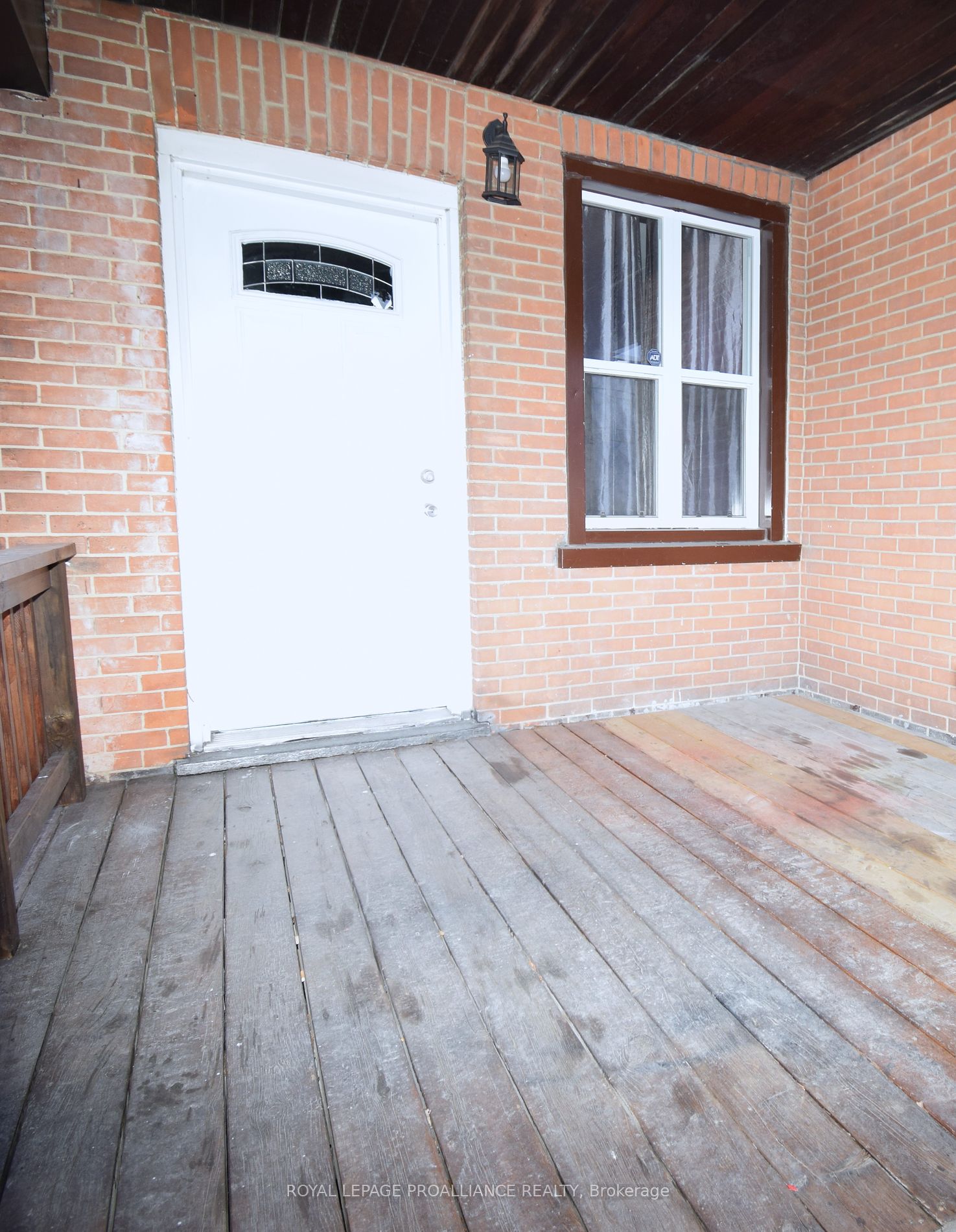 158 Dundas Street E