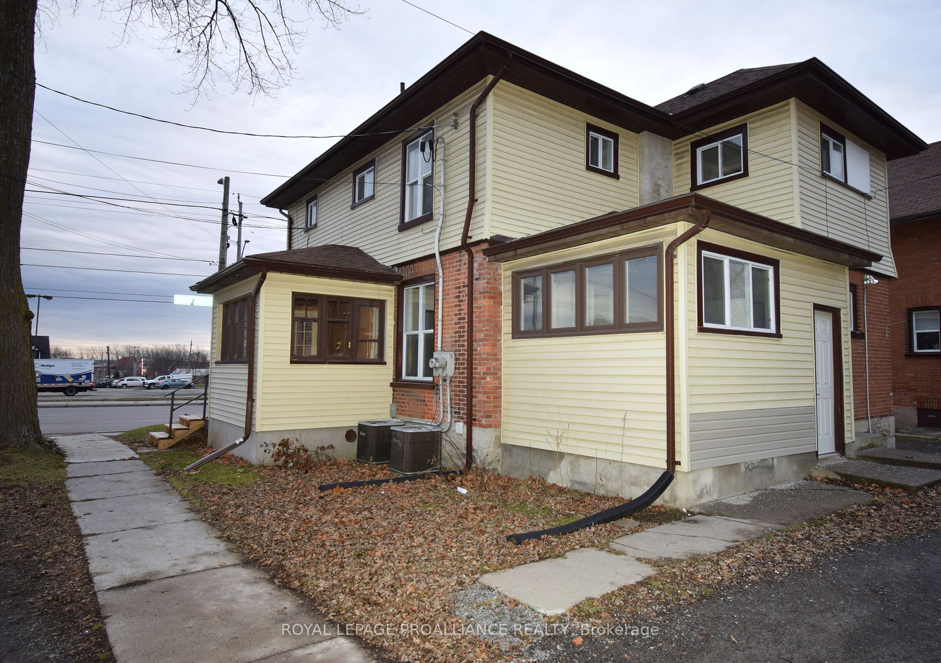 158 Dundas Street E